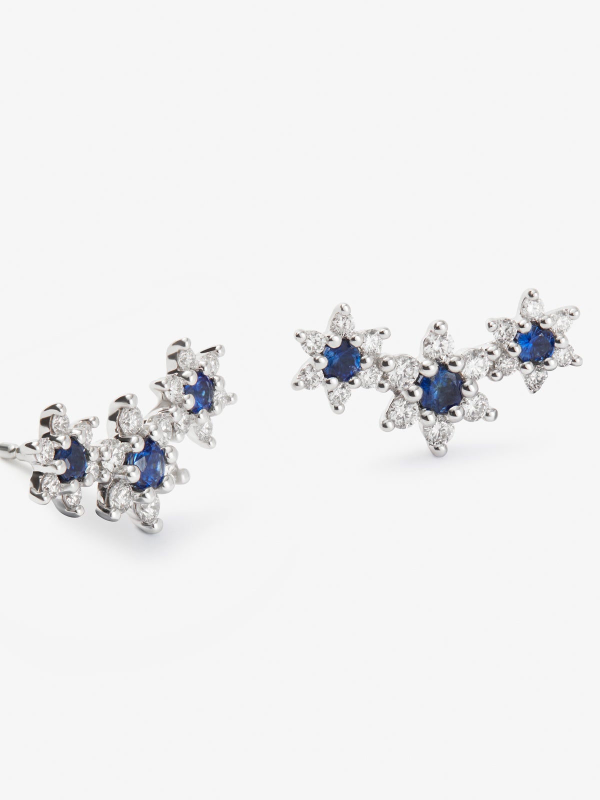 Pendientes trepadores de oro blanco de 18K con diamantes en talla brillante de 0,75 cts y zafiros azules en talla brillante de 0,61 cts