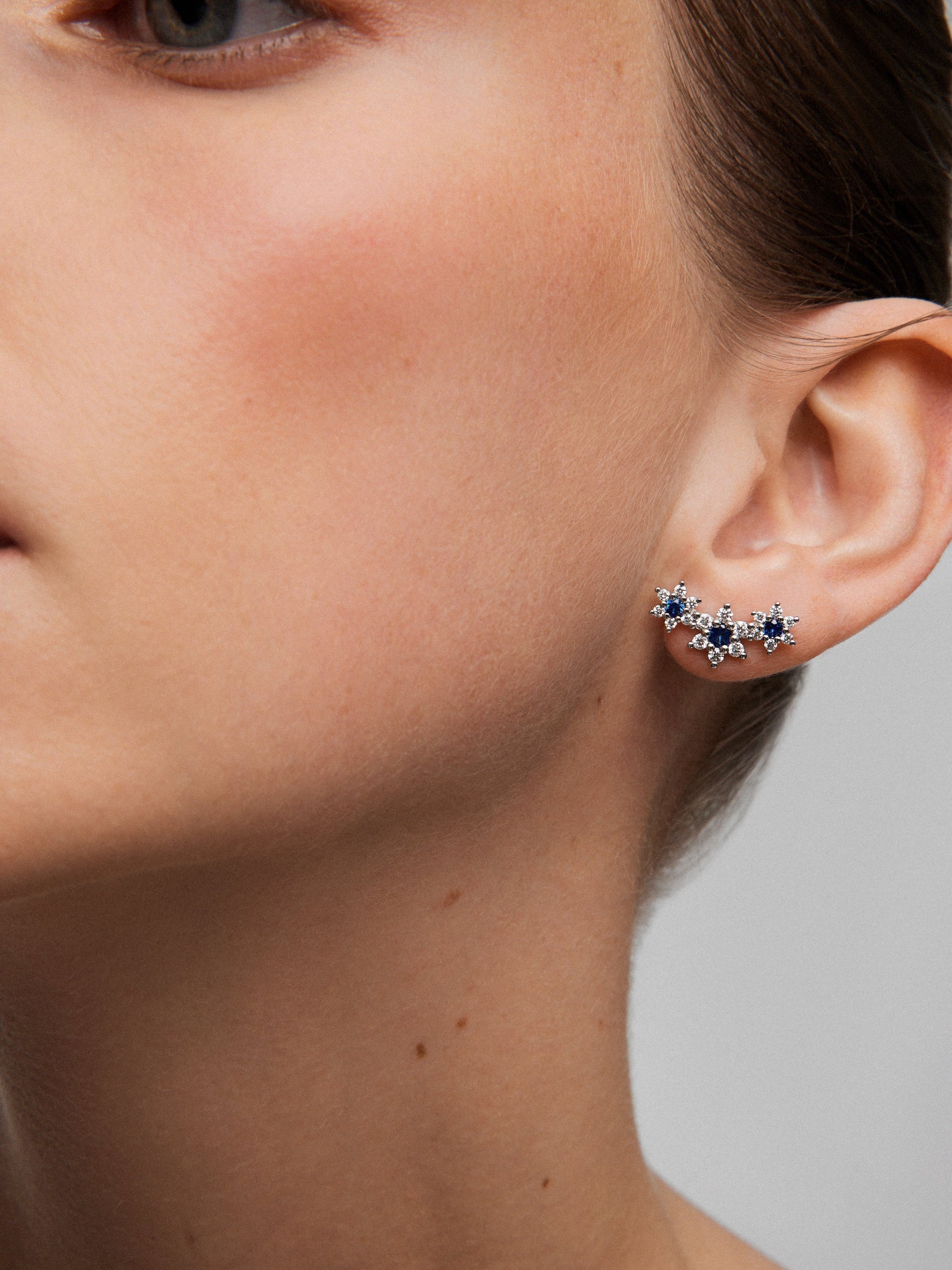 Pendientes trepadores de oro blanco de 18K con diamantes en talla brillante de 0,75 cts y zafiros azules en talla brillante de 0,61 cts
