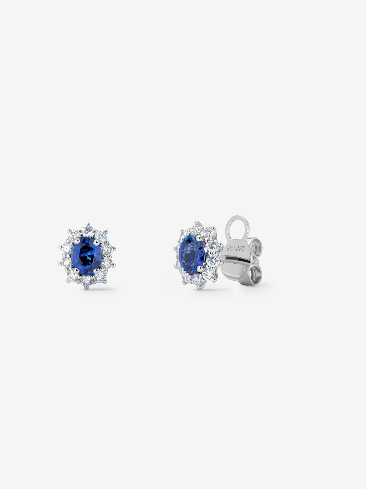 Pendientes de oro blanco de 18K con zafiros azules en talla oval con un total de 1 ct y diamantes en talla brillante con un total de 0,42 cts