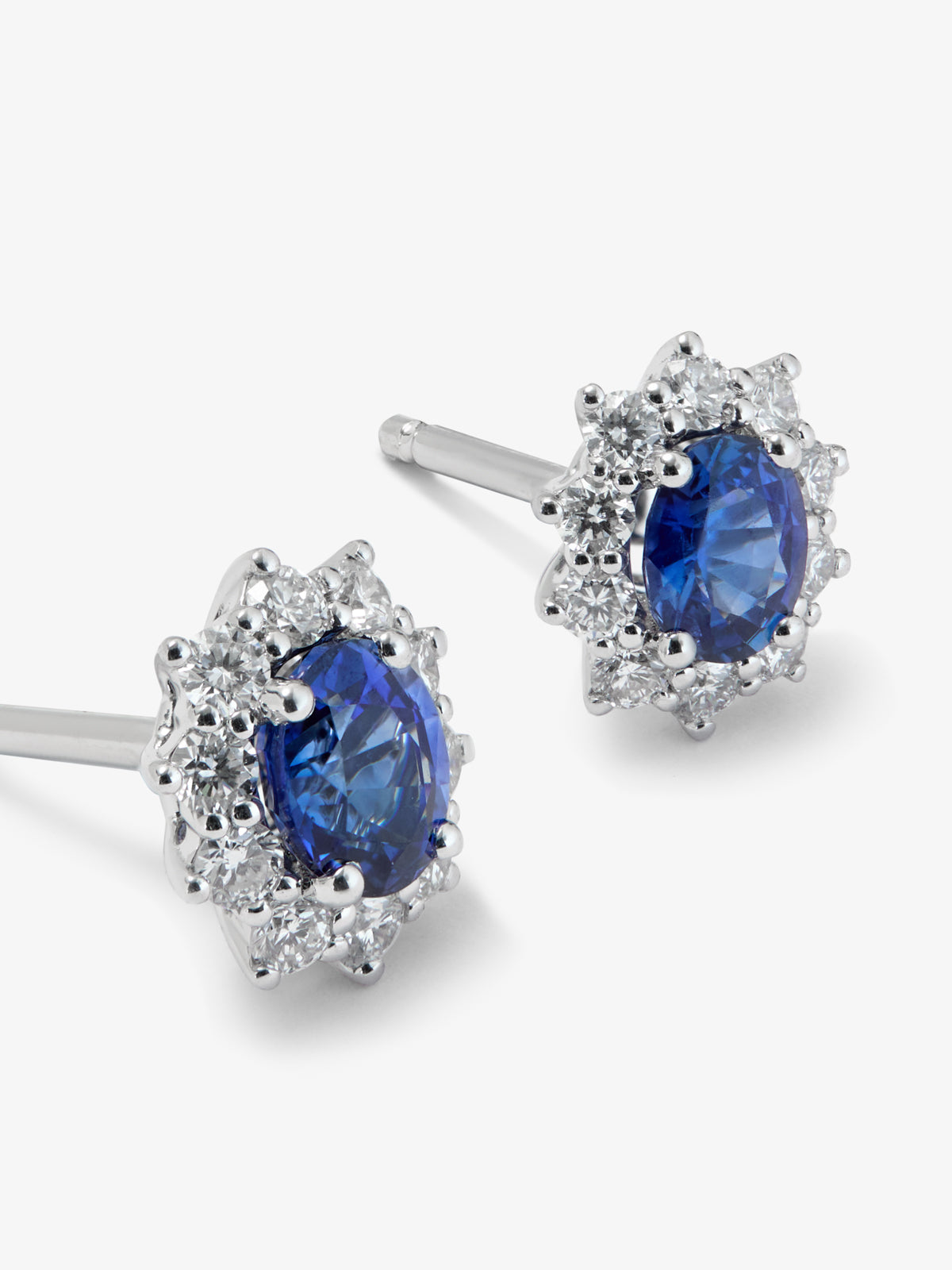 Pendientes de oro blanco de 18K con zafiros azules en talla oval con un total de 1 ct y diamantes en talla brillante con un total de 0,42 cts