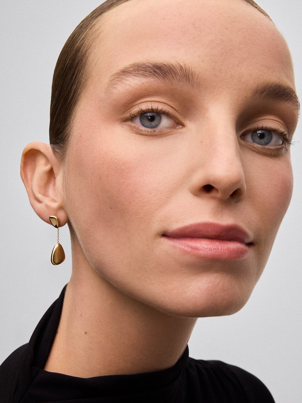 Pendientes largos de oro amarillo de 18K con esferas