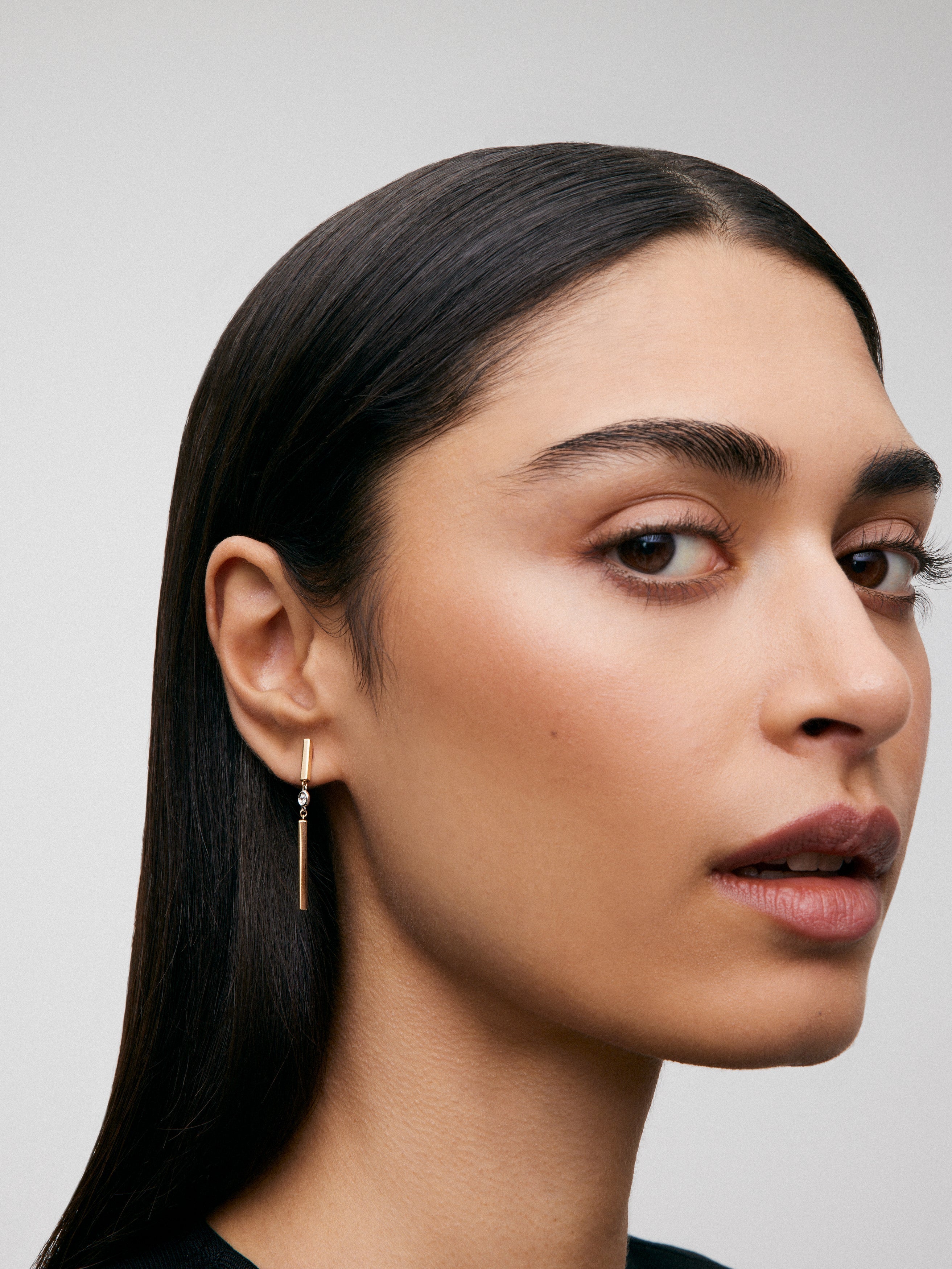 Pendientes de oro amarillo de 18K con diamantes en talla brillante de 0,07 cts