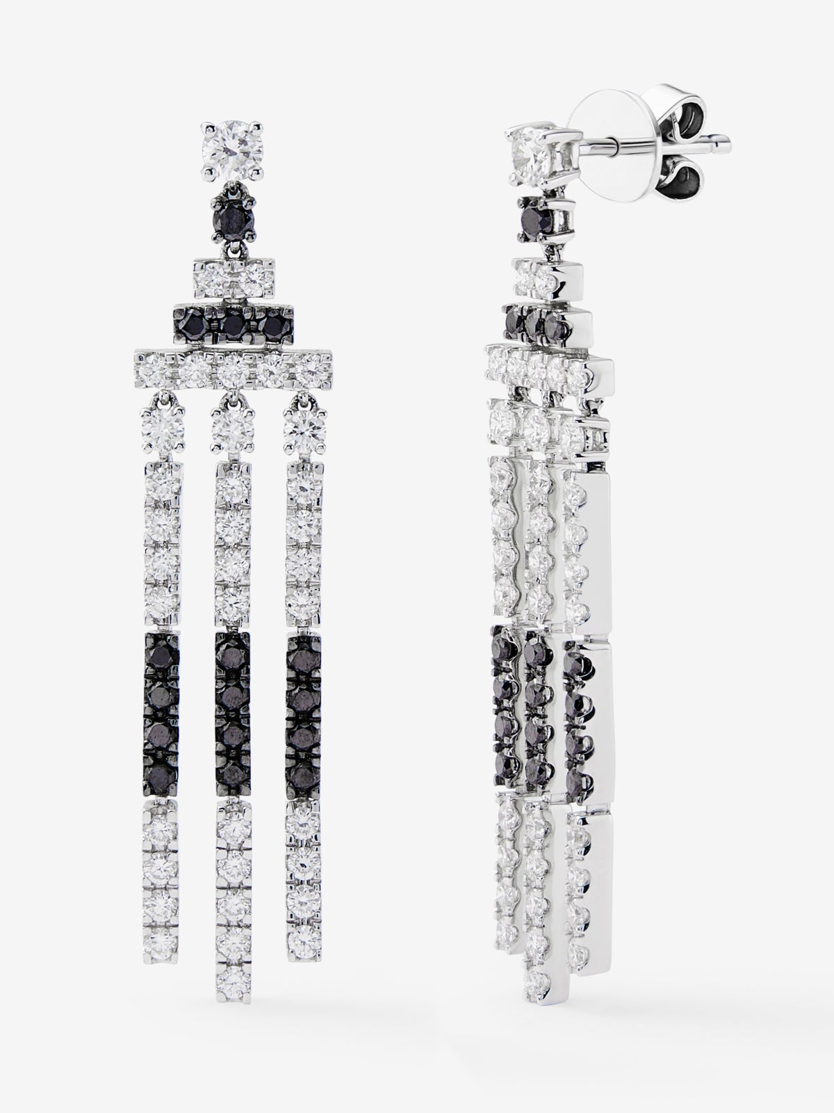 Pendientes de oro blanco de 18K con 72 diamantes en talla brillante con un total de 1,3 cts y 32 diamantes negros en talla brillante con un total de 0,59 cts
