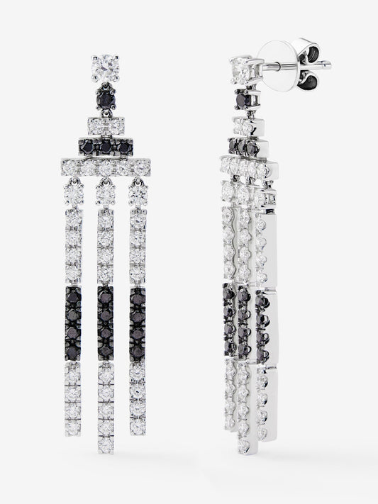 Pendientes de oro blanco de 18K con 72 diamantes en talla brillante con un total de 1,3 cts y 32 diamantes negros en talla brillante con un total de 0,59 cts