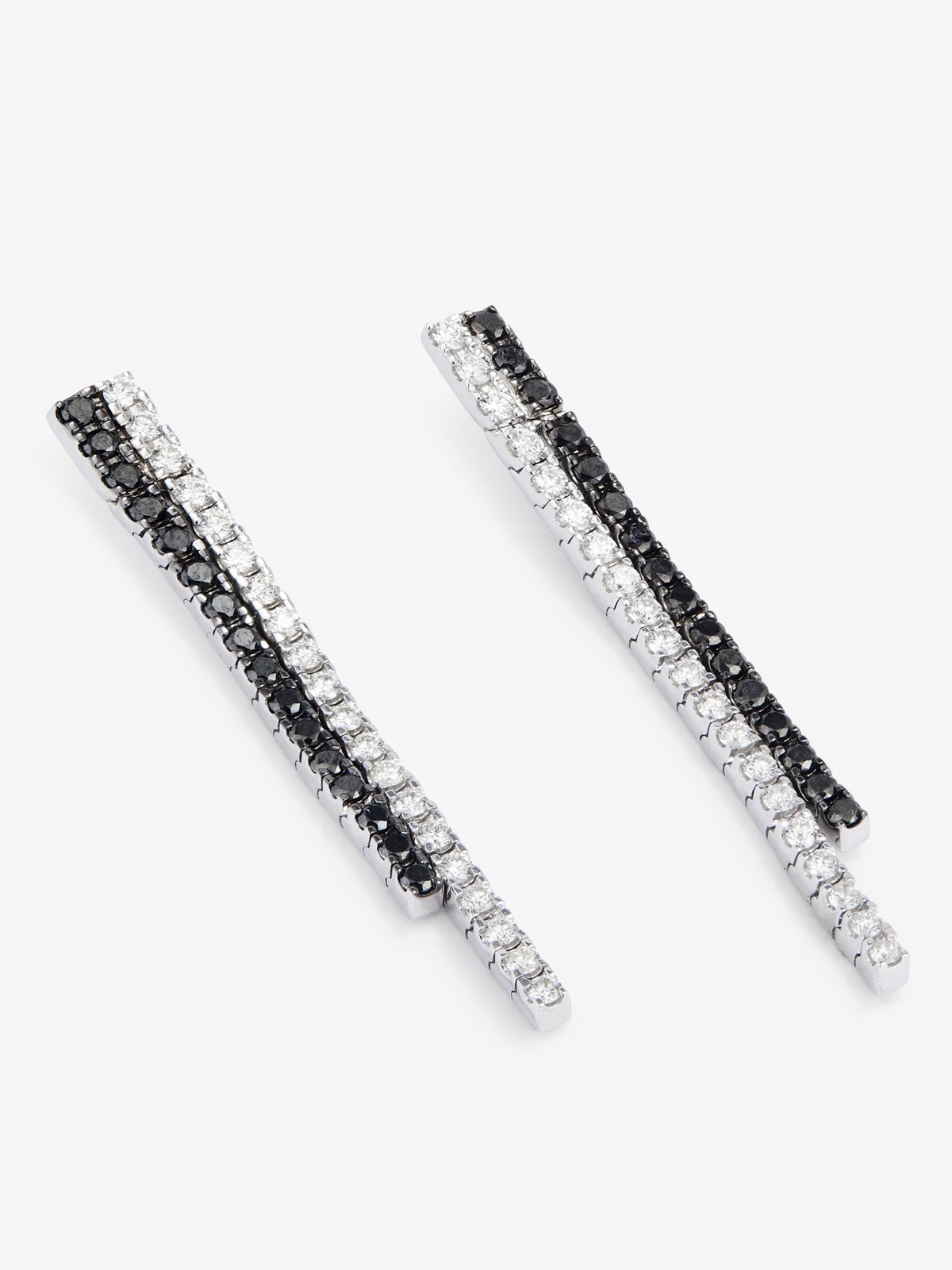 Pendientes colgante de oro blanco de 18K con diamante negro y diamante blanco