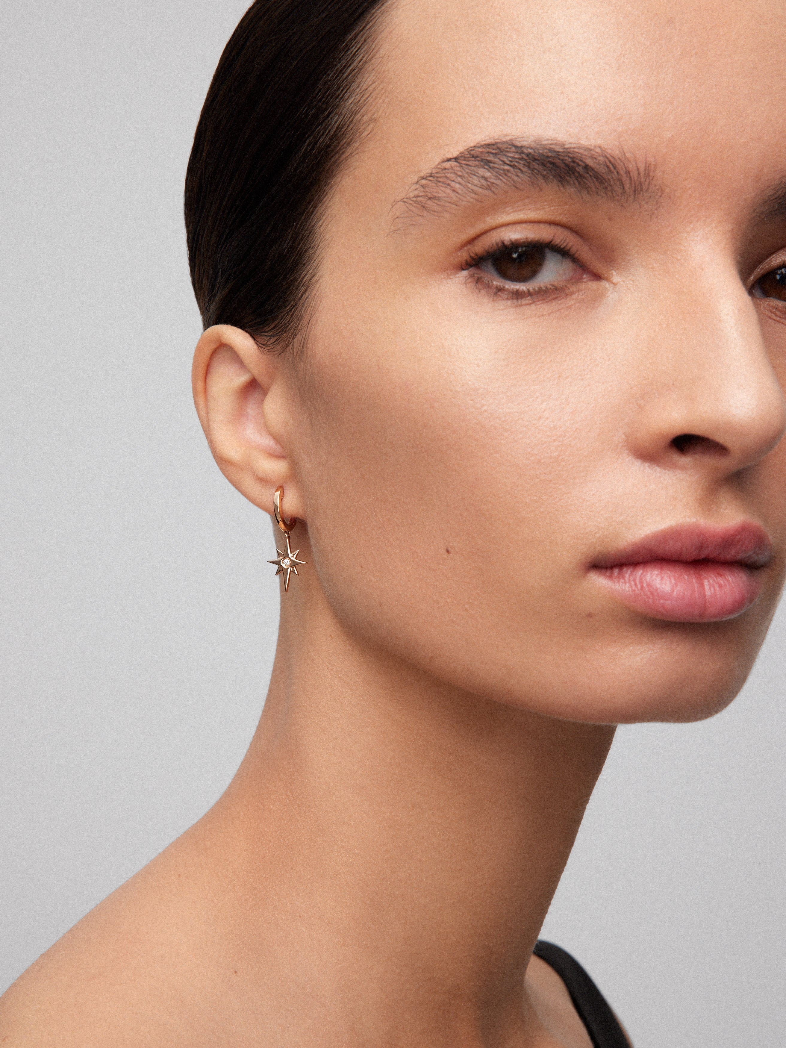 Pendiente individual de oro rosa de 18K con diamante en talla brillante de 0,05 cts