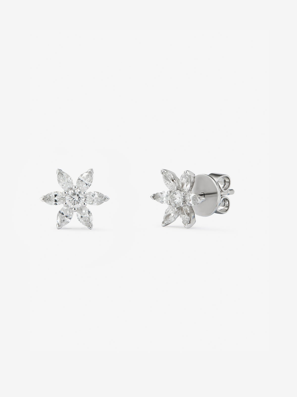 Pendientes de oro blanco de 18K con 2 diamantes en talla brillante con un total de 0,12 cts y 12 en talla marquise con un total de 0,59 cts