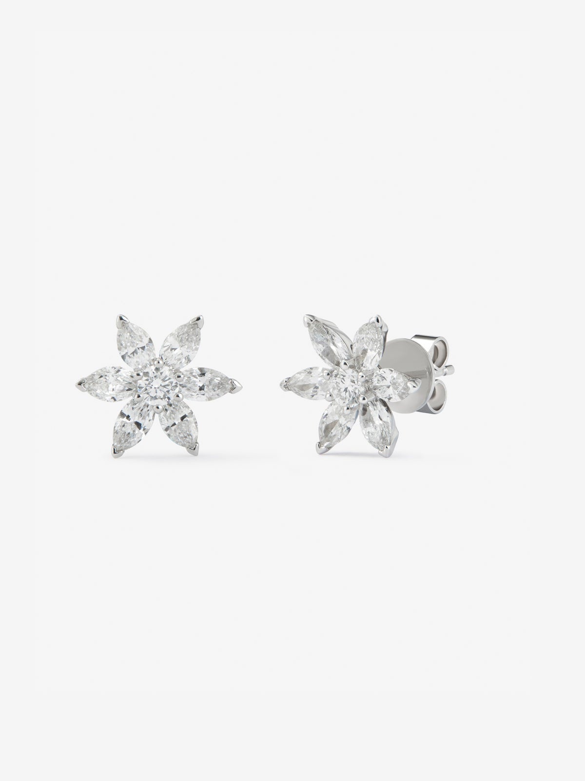 Pendientes de oro blanco de 18K con 2 diamantes en talla brillante con un total de 0,16 cts y 10 en talla marquise con un total de 1,06 cts