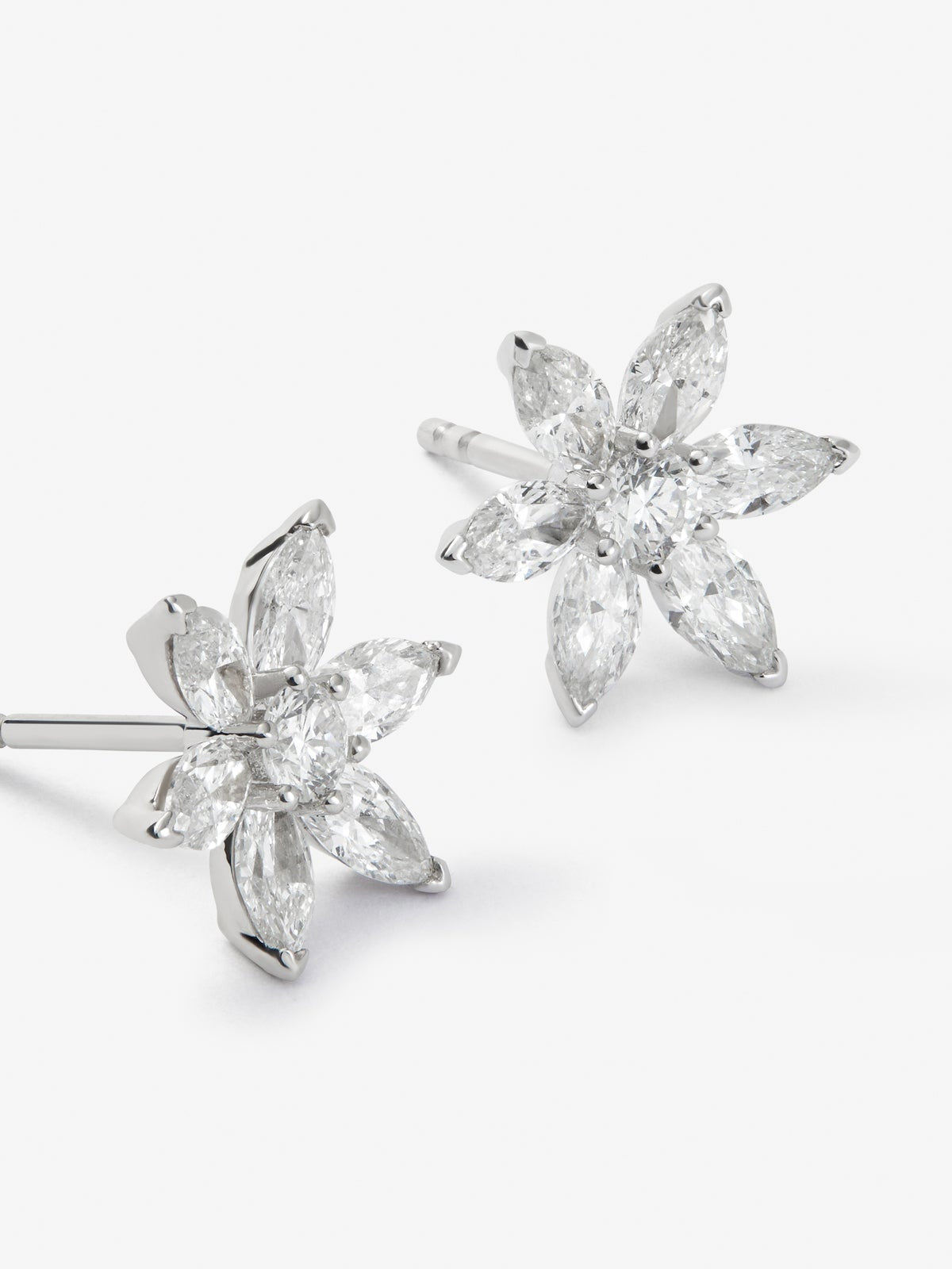 Pendientes de oro blanco de 18K con 2 diamantes en talla brillante con un total de 0,16 cts y 10 en talla marquise con un total de 1,06 cts