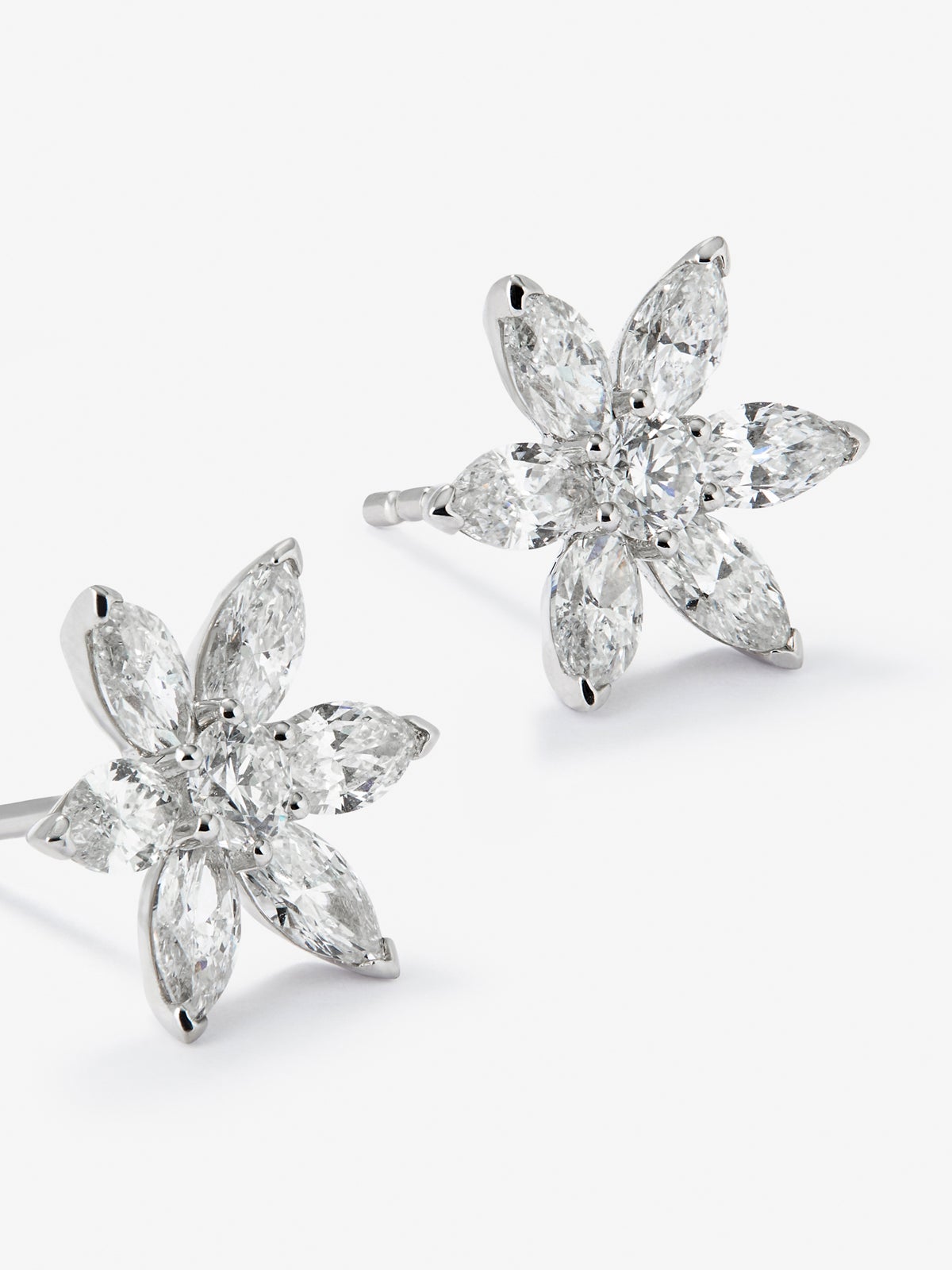 Pendientes flor de oro blanco de 18K con diamantes