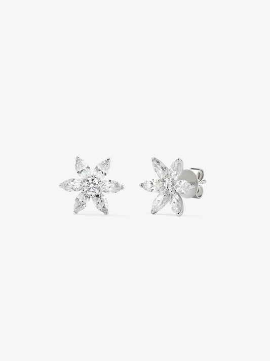 Pendientes de oro blanco de 18K con 2 diamantes en talla brillante con un total de 0,35 cts y 12 en talla marquise con un total de 1,9 cts