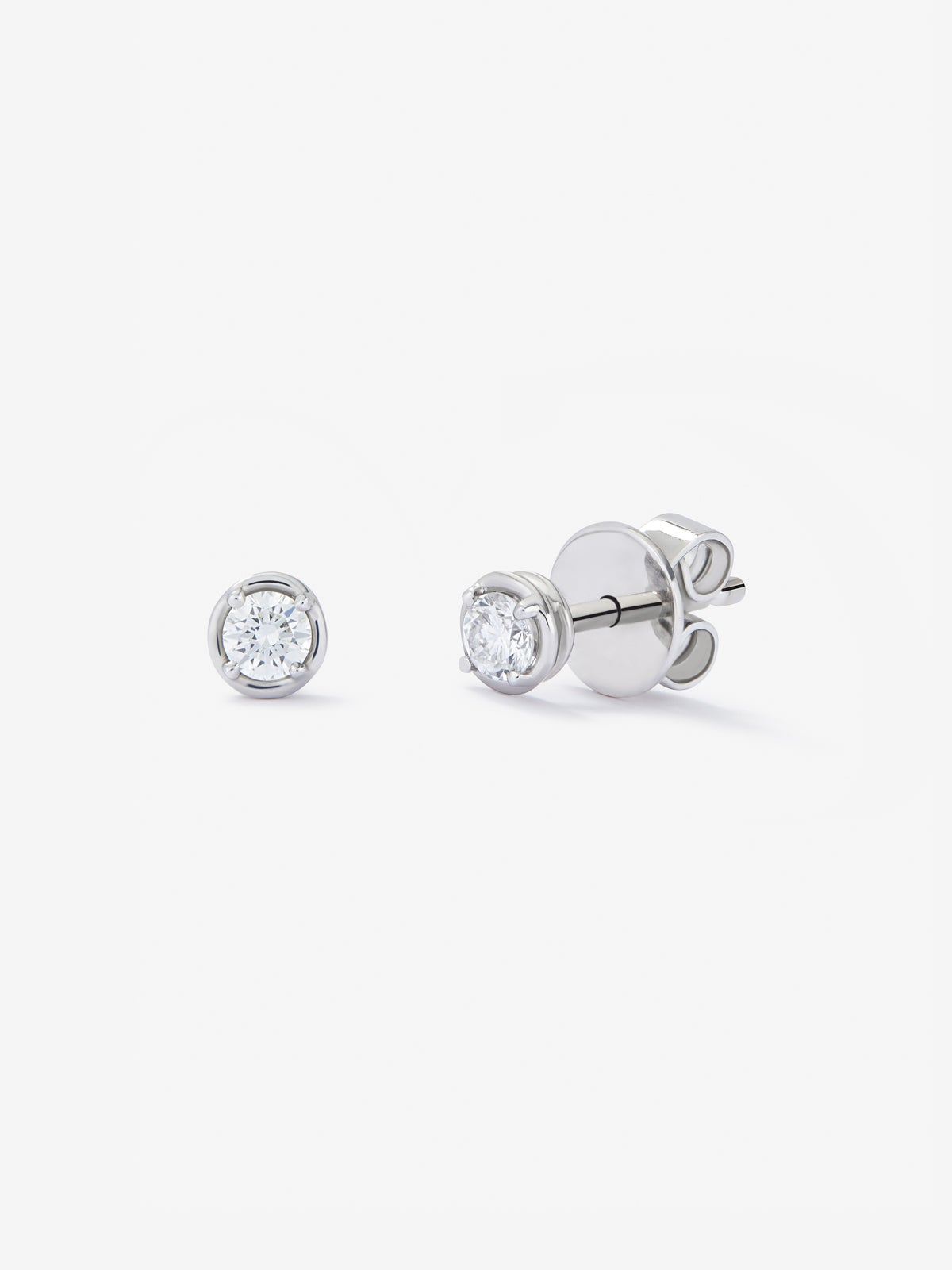 Pendientes de oro blanco de 18K con diamante solitario