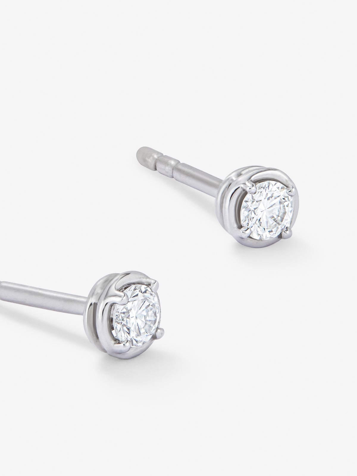 Pendientes de oro blanco de 18K con diamante solitario