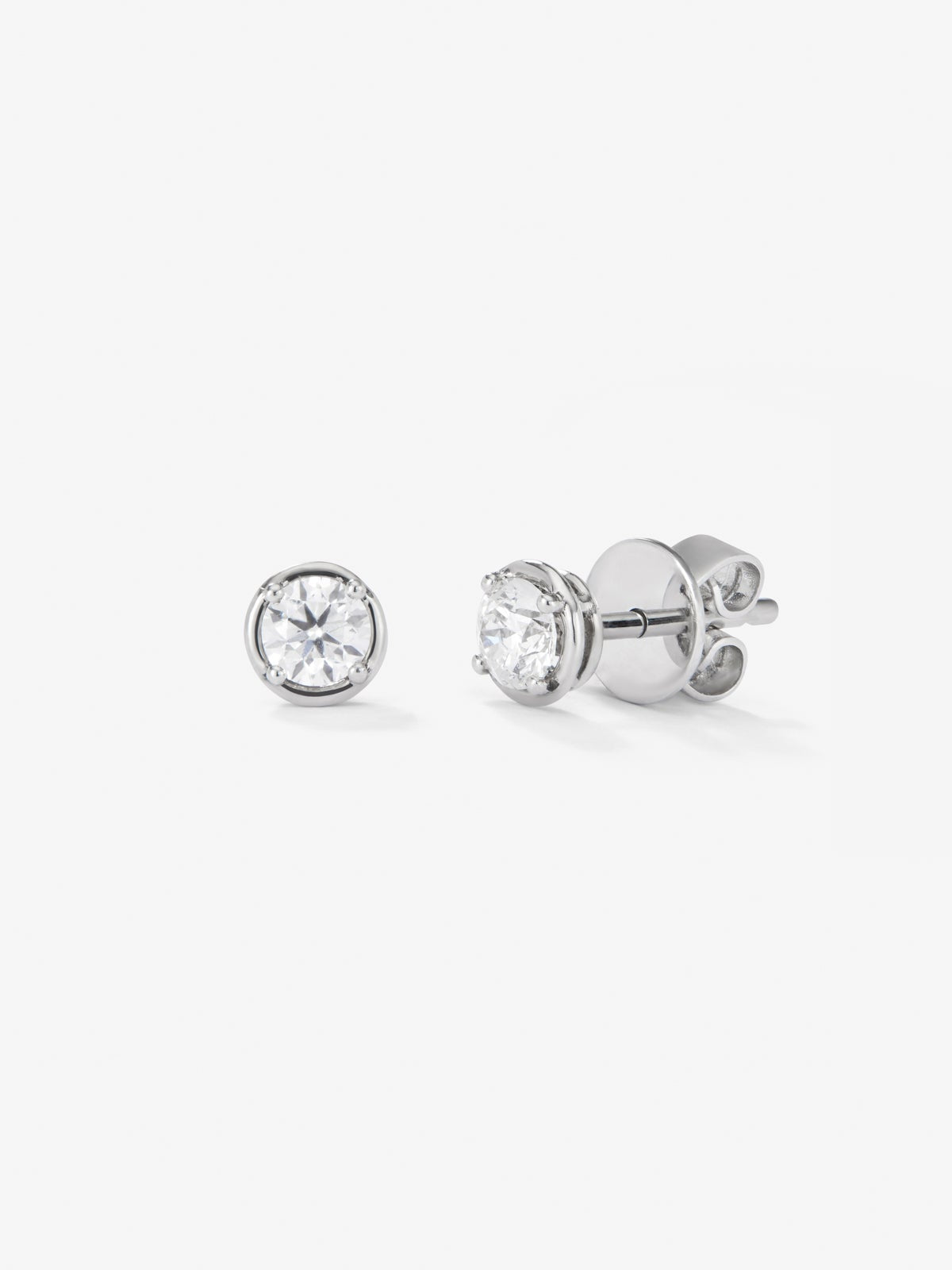 Pendientes de oro blanco de 18K con 2 diamantes en talla brillante con un total de 0,5 cts