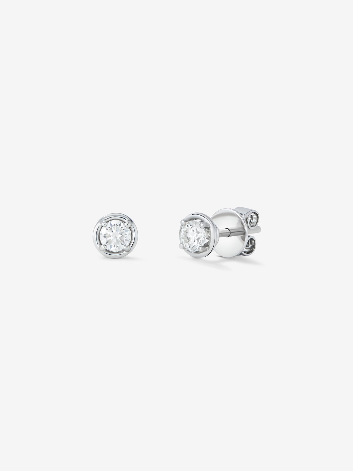 Pendientes de oro blanco de 18K con diamante solitario