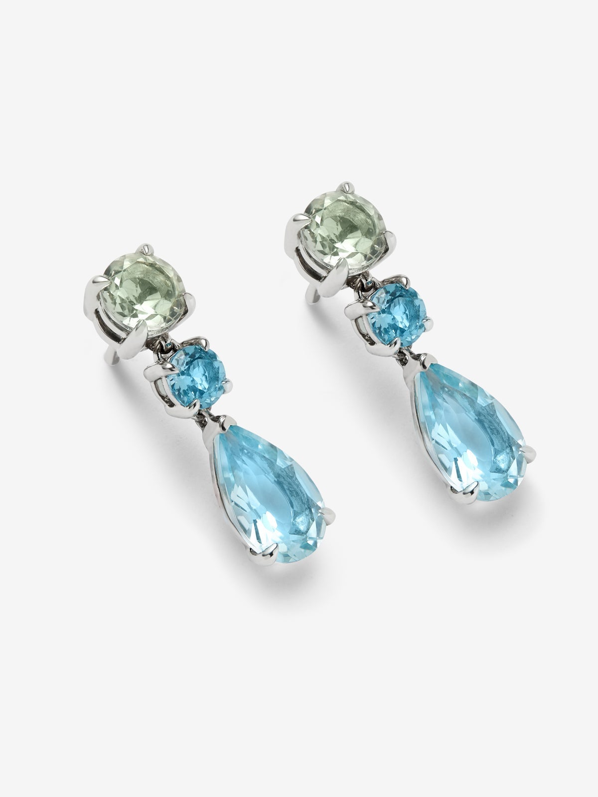 Pendientes de plata 925 con topacios azul sky en talla pera de 3,4 cts, topacios azul swiss en talla brillante de 0,57 cts y amatistas verdes en talla brillante de 1,2 cts