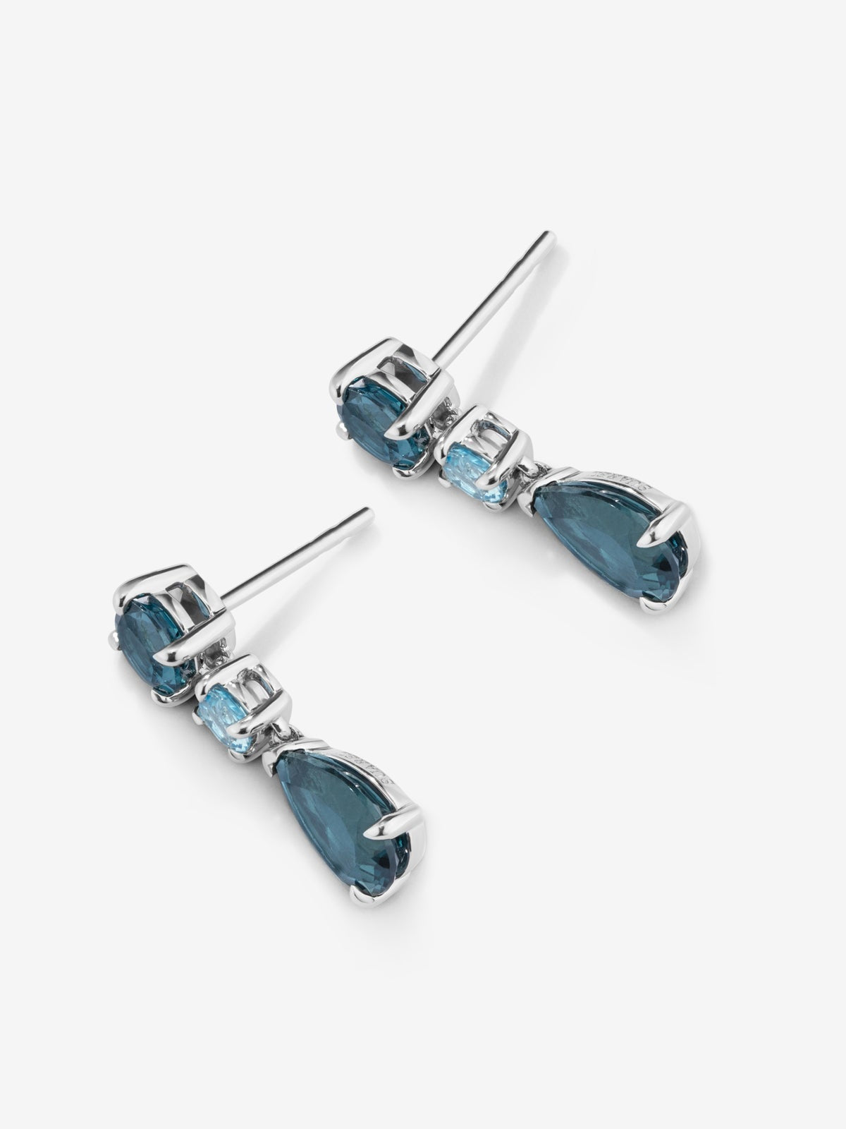 Pendientes de plata 925 con topacios azul london en talla pera de 2,56 cts y en talla brillante de 1,4 cts, y topacios azul swiss en talla brillante de 0,57 cts
