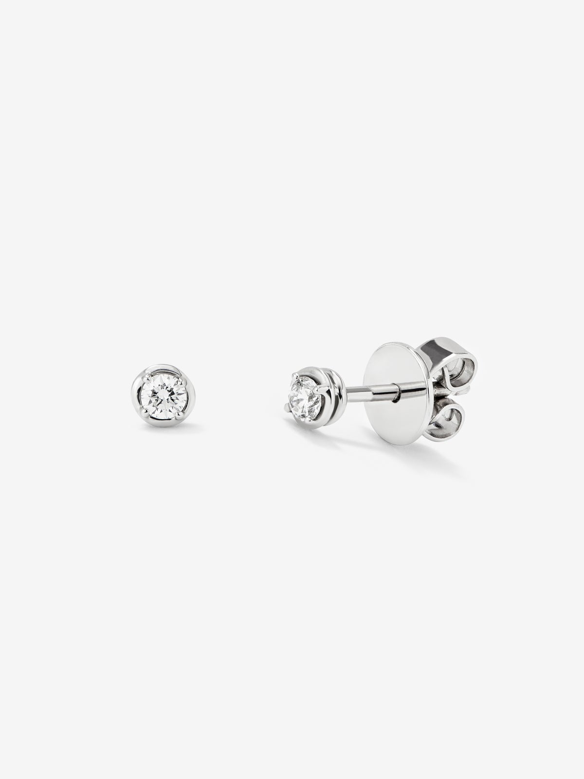Pendientes de oro blanco de 18K con diamante solitario