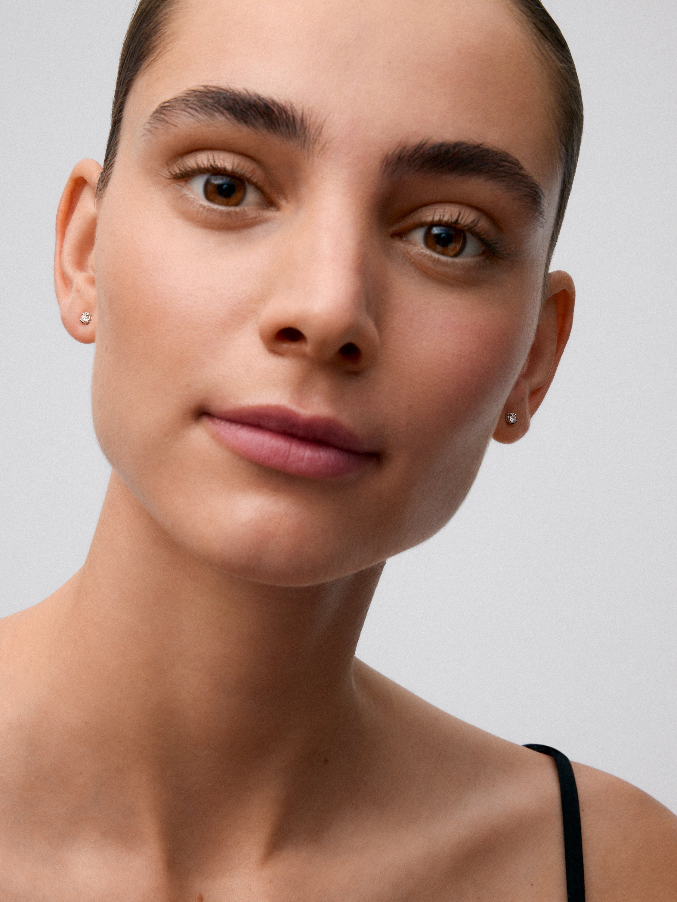 Pendientes de oro blanco de 18K con diamante solitario
