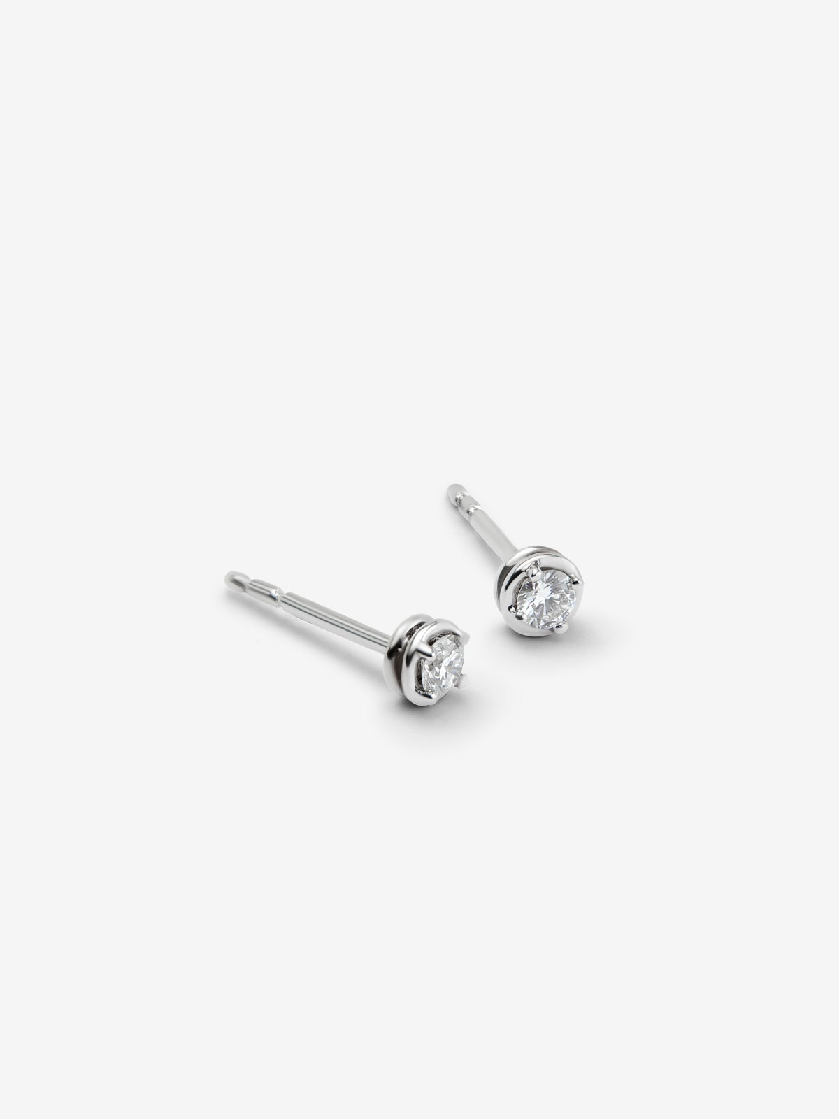 Pendientes de oro blanco de 18K con diamante solitario