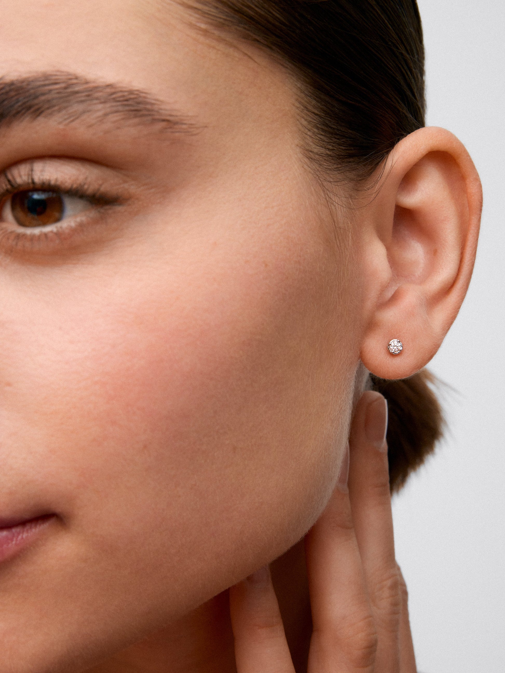 Pendientes de oro blanco de 18K con diamante solitario