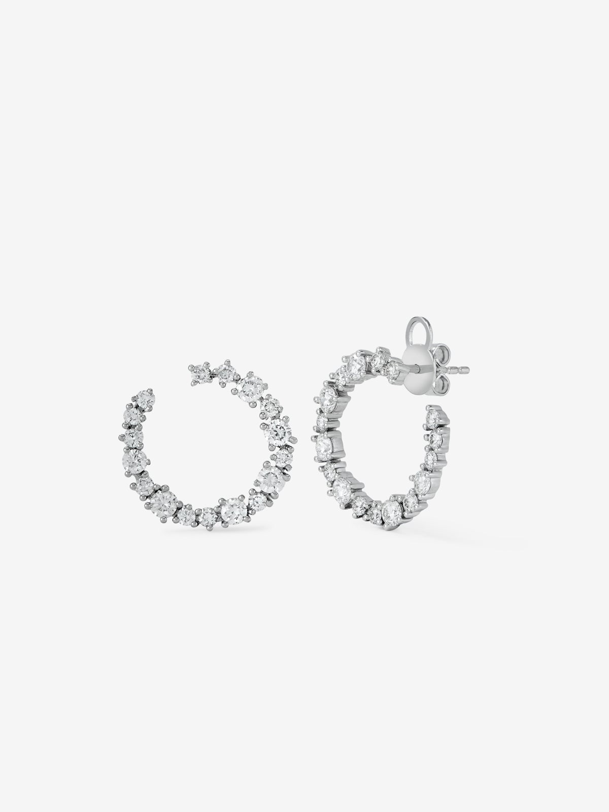 Pendientes aro de oro blanco de 18K con 34 diamantes en talla brillante con un total de 1,84 cts