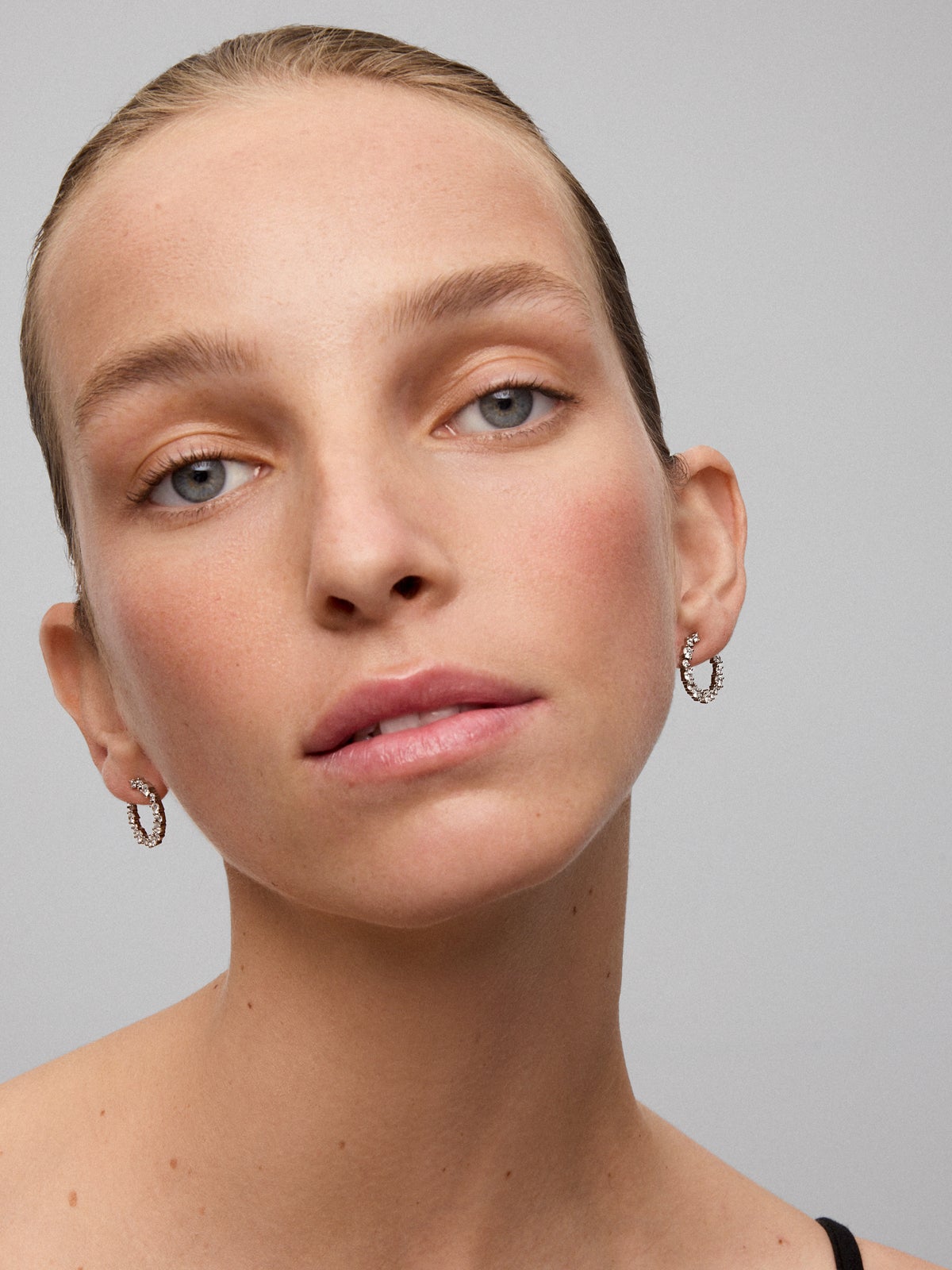 Pendientes aro de oro blanco de 18K con 34 diamantes en talla brillante con un total de 1,84 cts