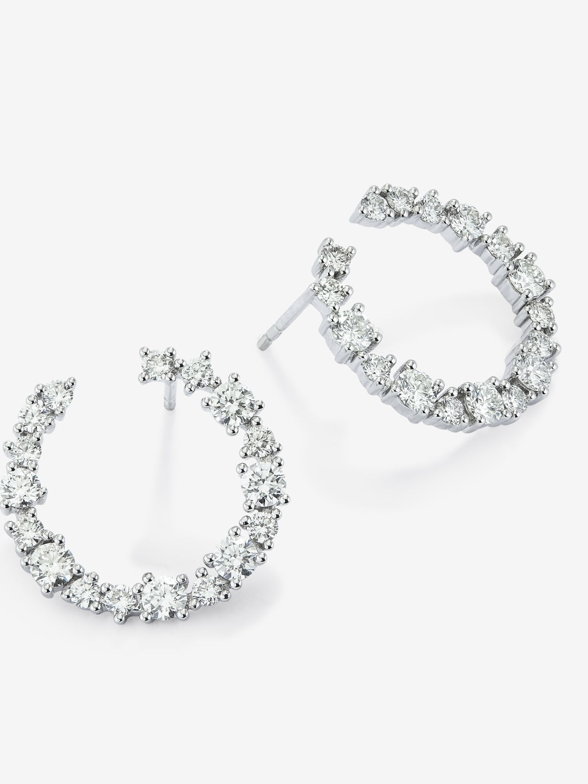 Pendientes aro de oro blanco de 18K con 34 diamantes en talla brillante con un total de 1,84 cts