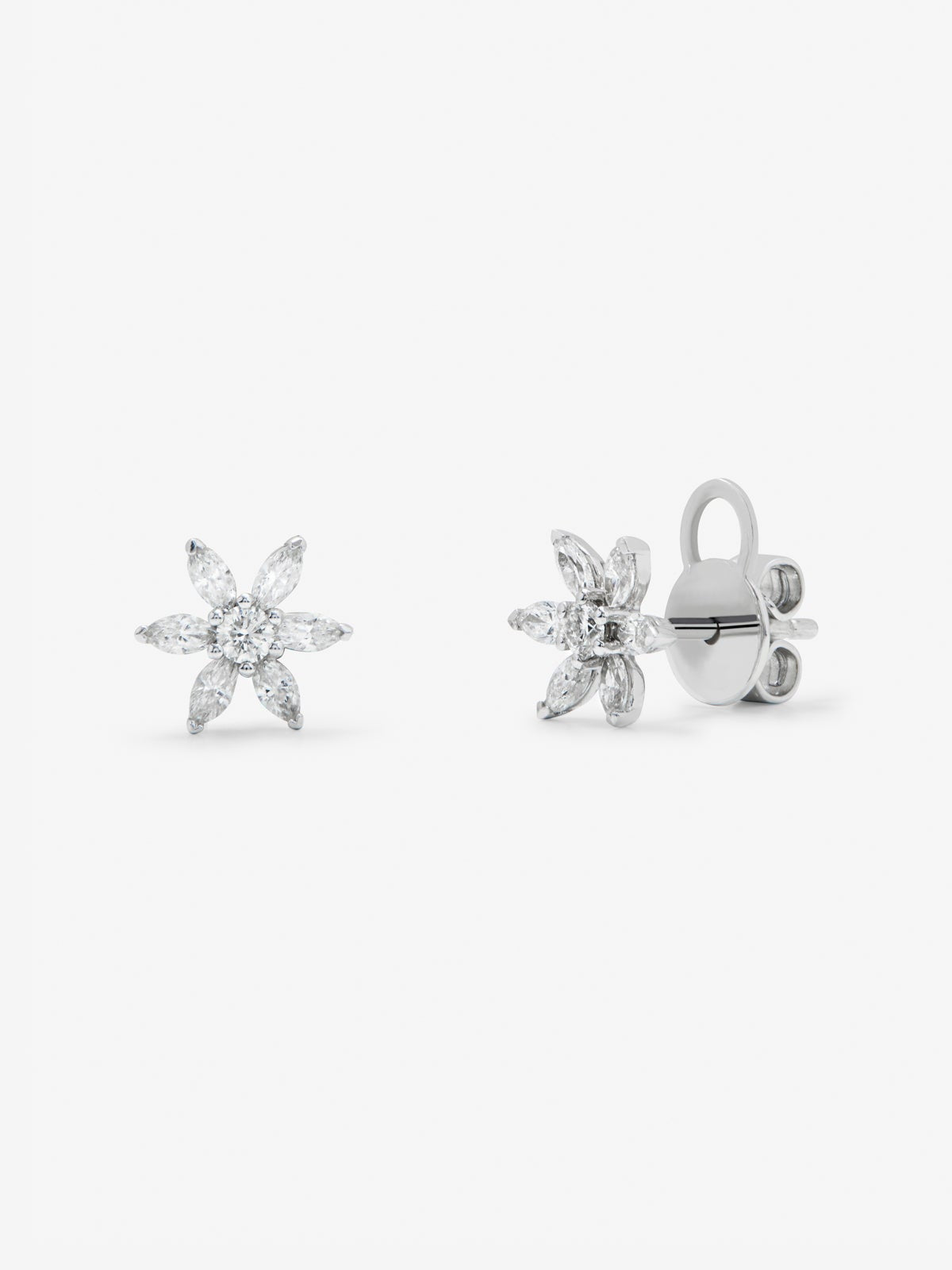 Pendientes de oro blanco de 18K con 12 diamantes en talla marquise con un total de 0,36 cts y 2 en talla brillante con un total de 0,09 cts