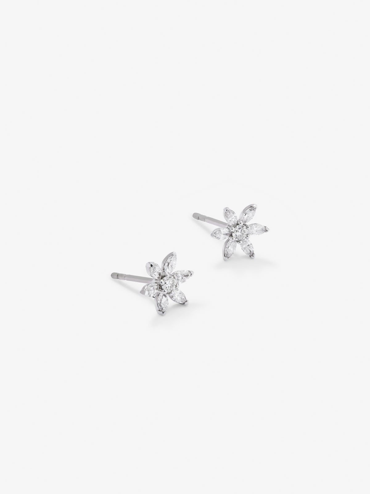 Pendientes de oro blanco de 18K con 12 diamantes en talla marquise con un total de 0,36 cts y 2 en talla brillante con un total de 0,09 cts