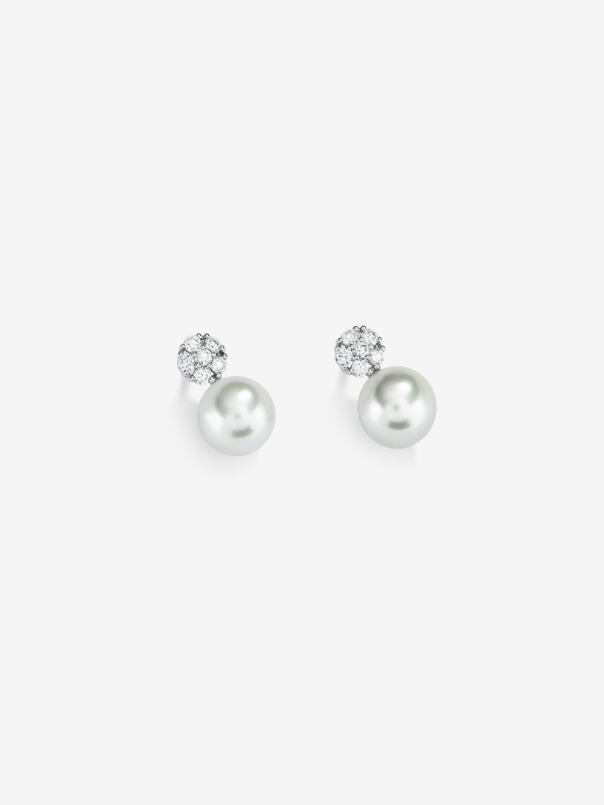 Pendientes de oro blanco de 18K con 12 diamantes en talla brillante con un total de 0,34 cts y 2 perlas australianas de 8,5mm