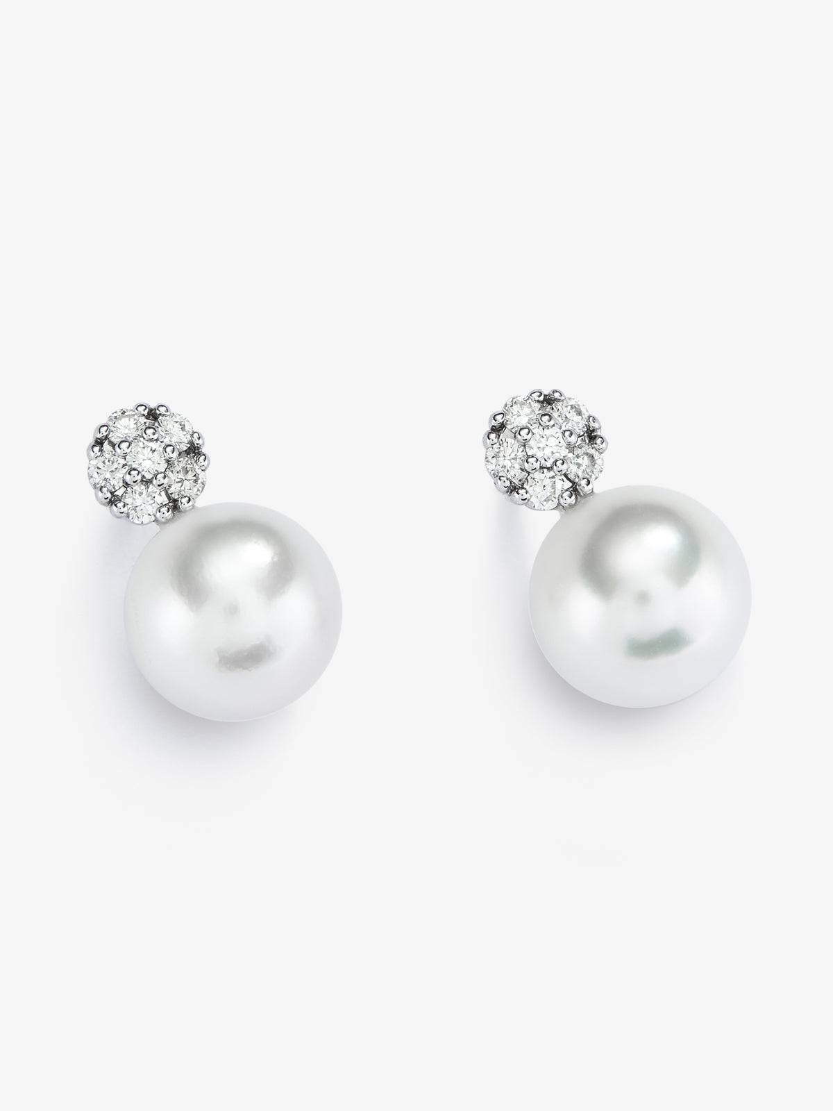 18K white gold earrings with 9 mm pearls and 0.44 ct brilliant-cut diamonds