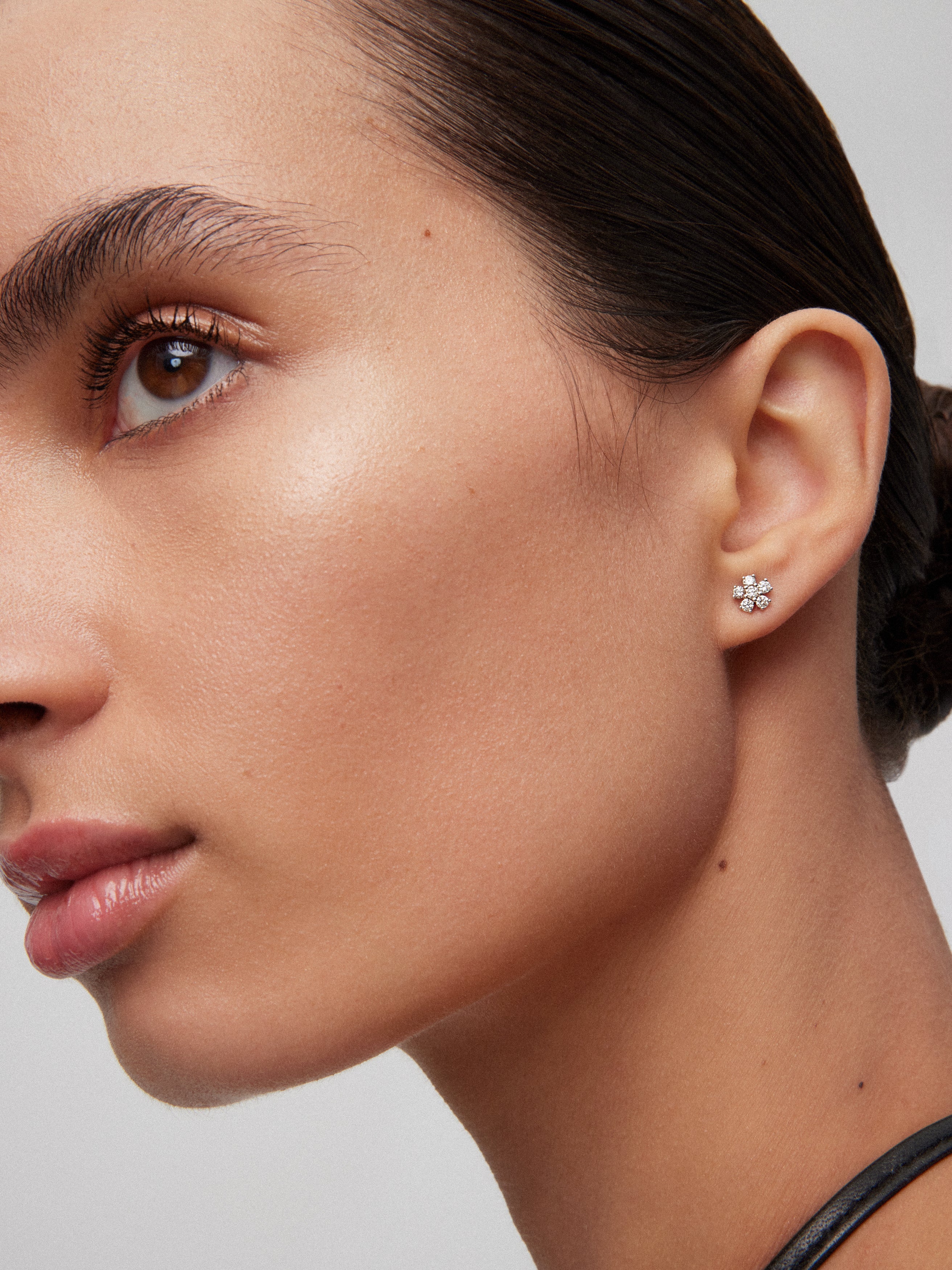 Pendientes flor de oro blanco de 18K con 12 diamantes en talla brillante con un total de 0,39 cts