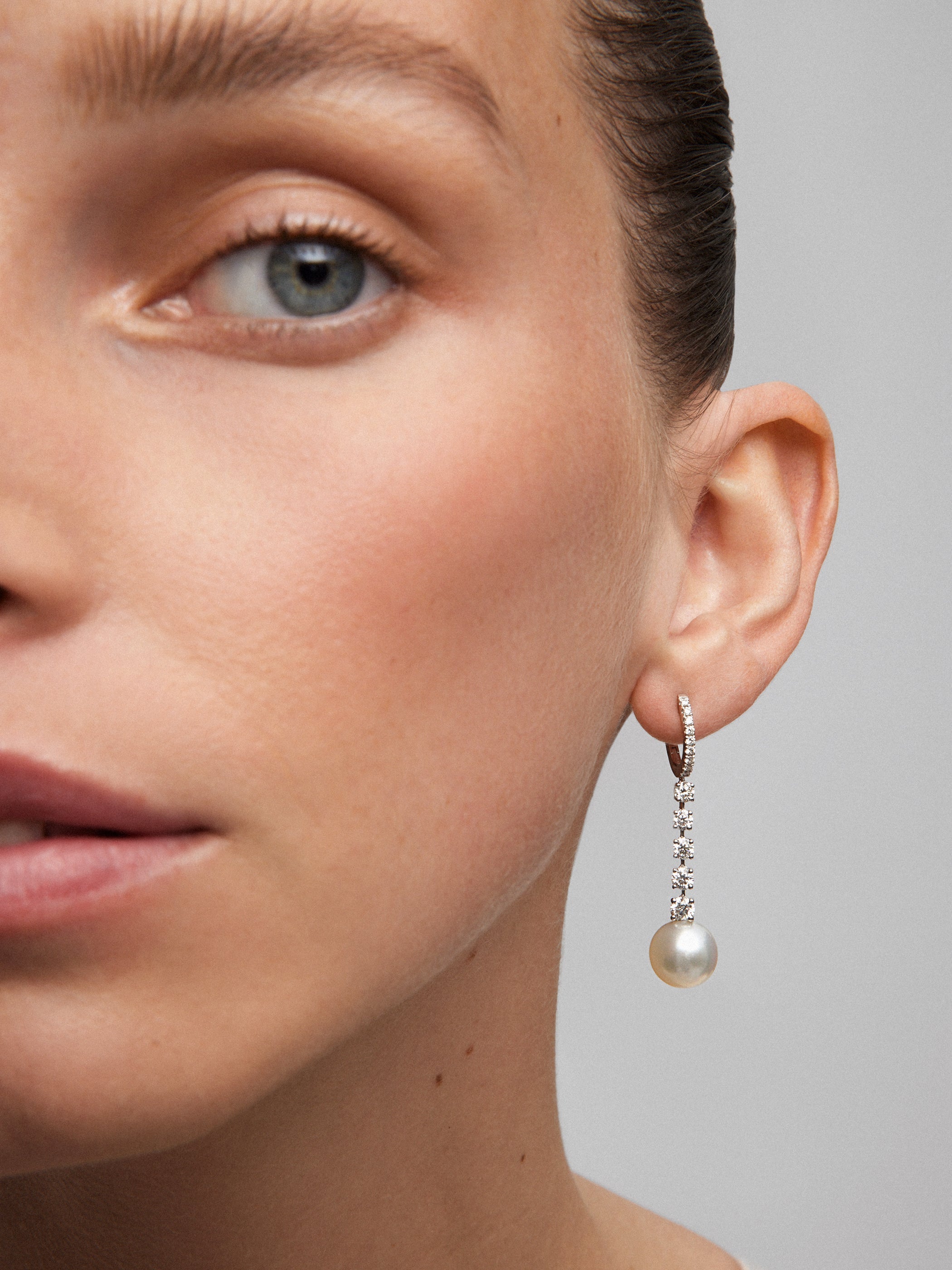 Pendientes de oro blanco de 18K con diamantes en talla brillante de 0,4 cts y perlas australianas de 10,5 mm