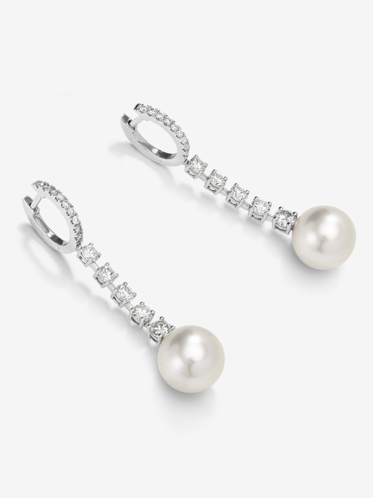 Pendientes de oro blanco de 18K con diamantes en talla brillante de 0,4 cts y perlas australianas de 10,5 mm
