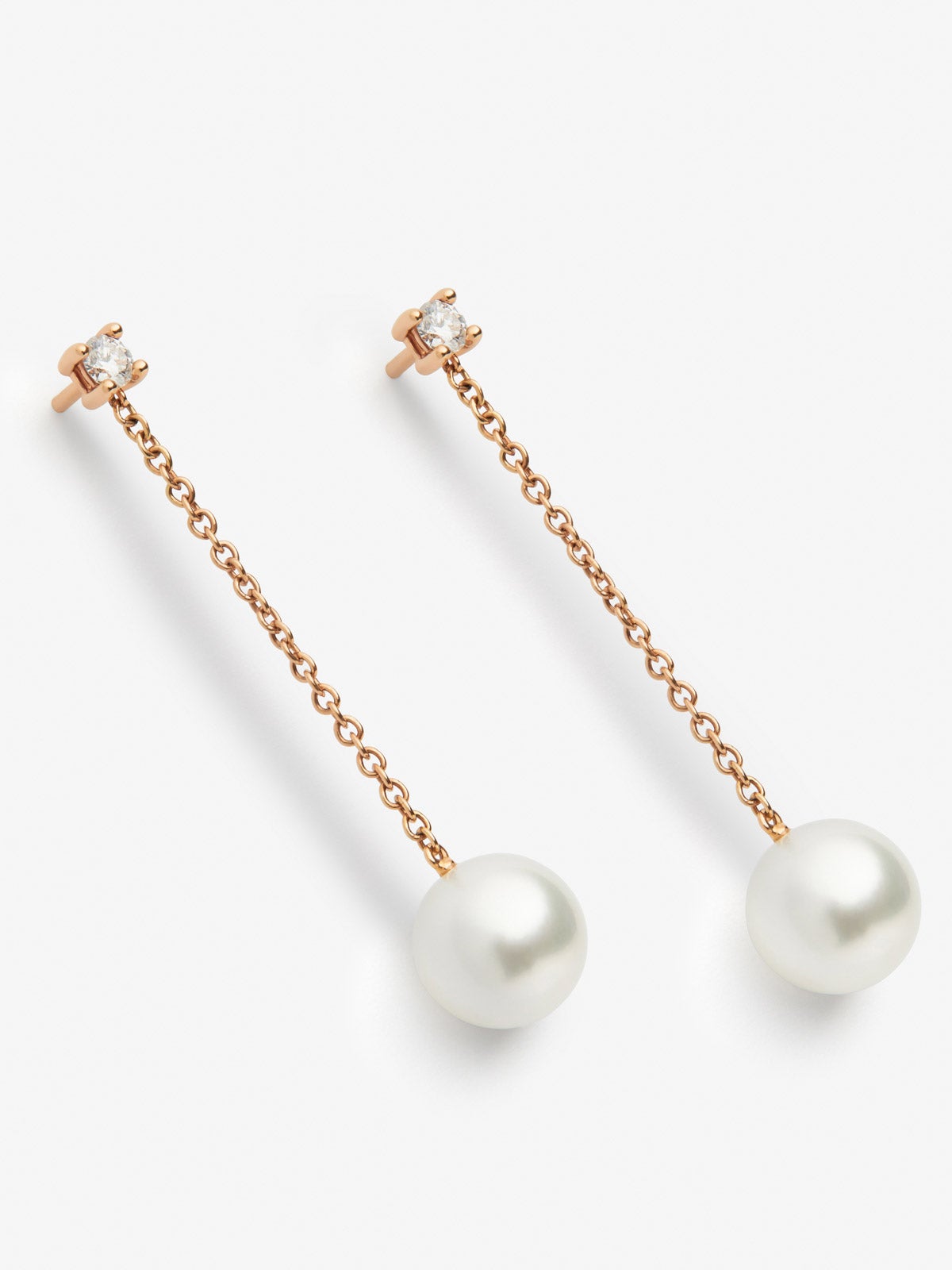 Pendientes cadena de oro rosa de 18K con dos diamantes en talla brillante con un total de 0,2 cts y dos perlas akoya de 9mm