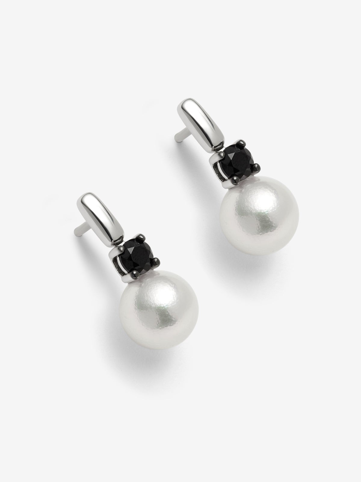 Pendientes de plata 925 con 2 espinelas negras en talla brillante y perlas akoya de 8,5mm