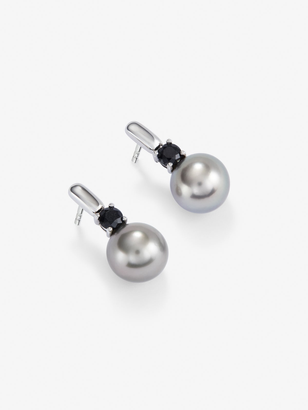Pendientes de plata 925 con 2 espinelas negras en talla brillante y 2 perlas de Tahití de 9,5mm