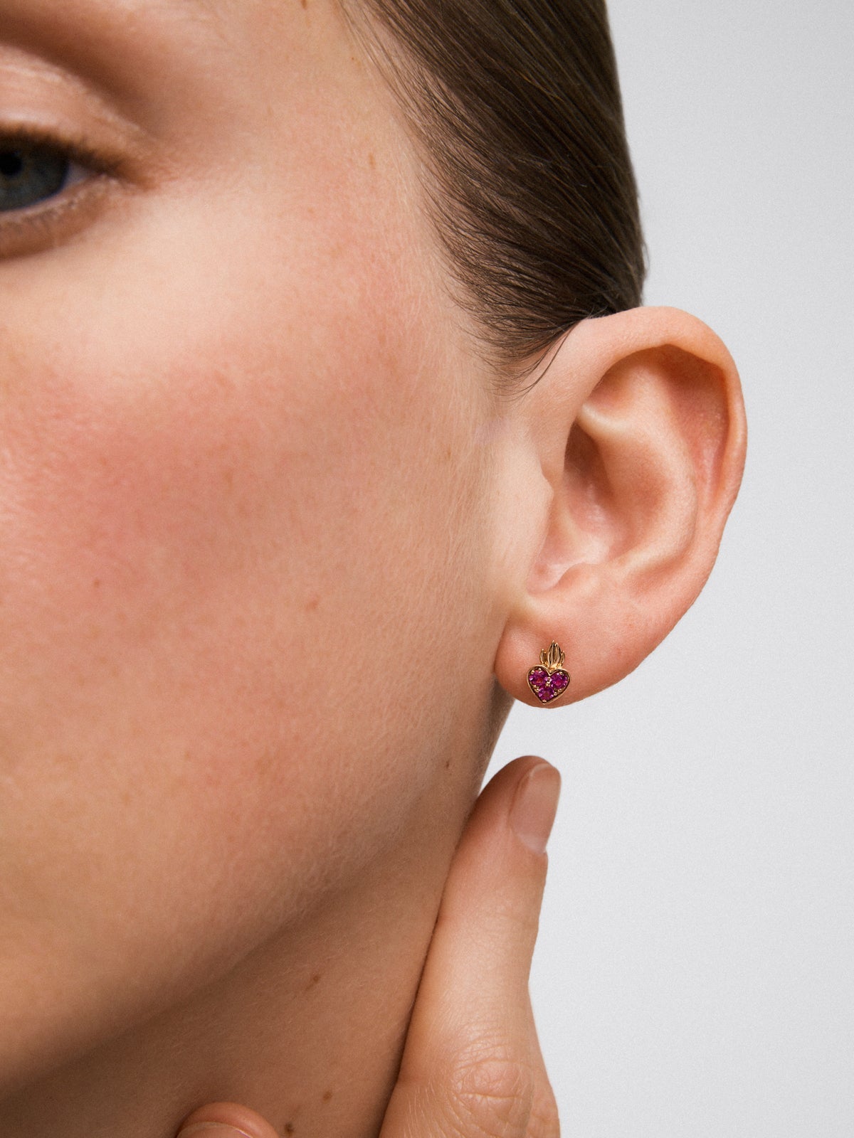 Pendiente individual corazón de oro rosa de 18kt con zafiros rosas de 0,14cts