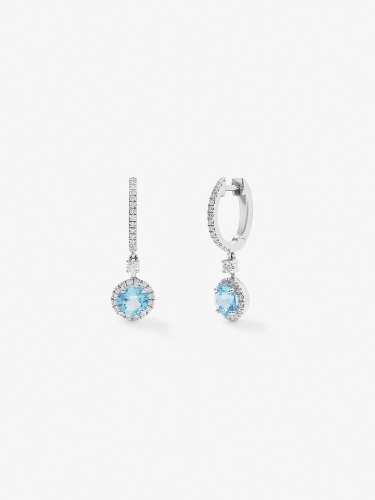 Pendientes de aro de oro blanco de 18K con 2 topacios azul swiss en talla brillante con un total de 1,13 cts y 60 diamantes en talla brillante con un total de 0,24 cts