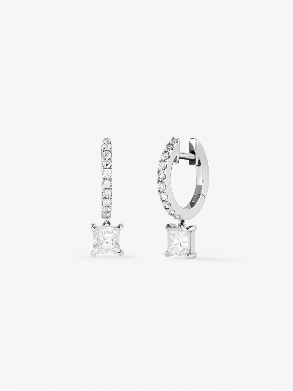 Pendientes de aro de oro blanco de 18K con dos diamantes en talla princesa con un total de 0,6 cts y 20 diamantes en talla brillante con un total de 0,19 cts