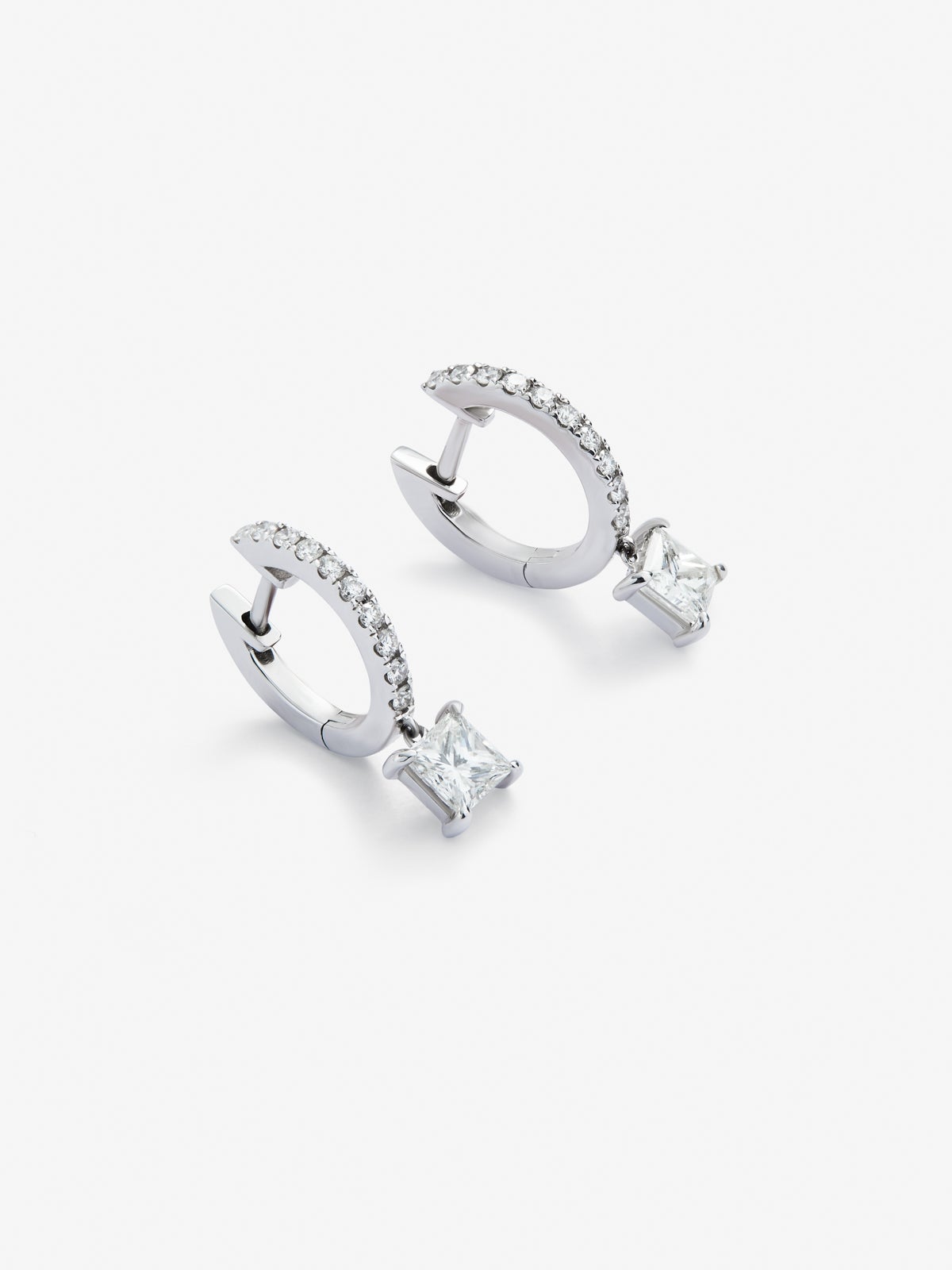 Pendientes de aro de oro blanco de 18K con dos diamantes en talla princesa con un total de 0,6 cts y 20 diamantes en talla brillante con un total de 0,19 cts