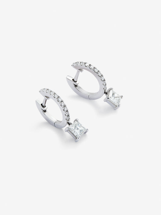 Pendientes de aro de oro blanco de 18K con dos diamantes en talla princesa con un total de 0,6 cts y 20 diamantes en talla brillante con un total de 0,19 cts