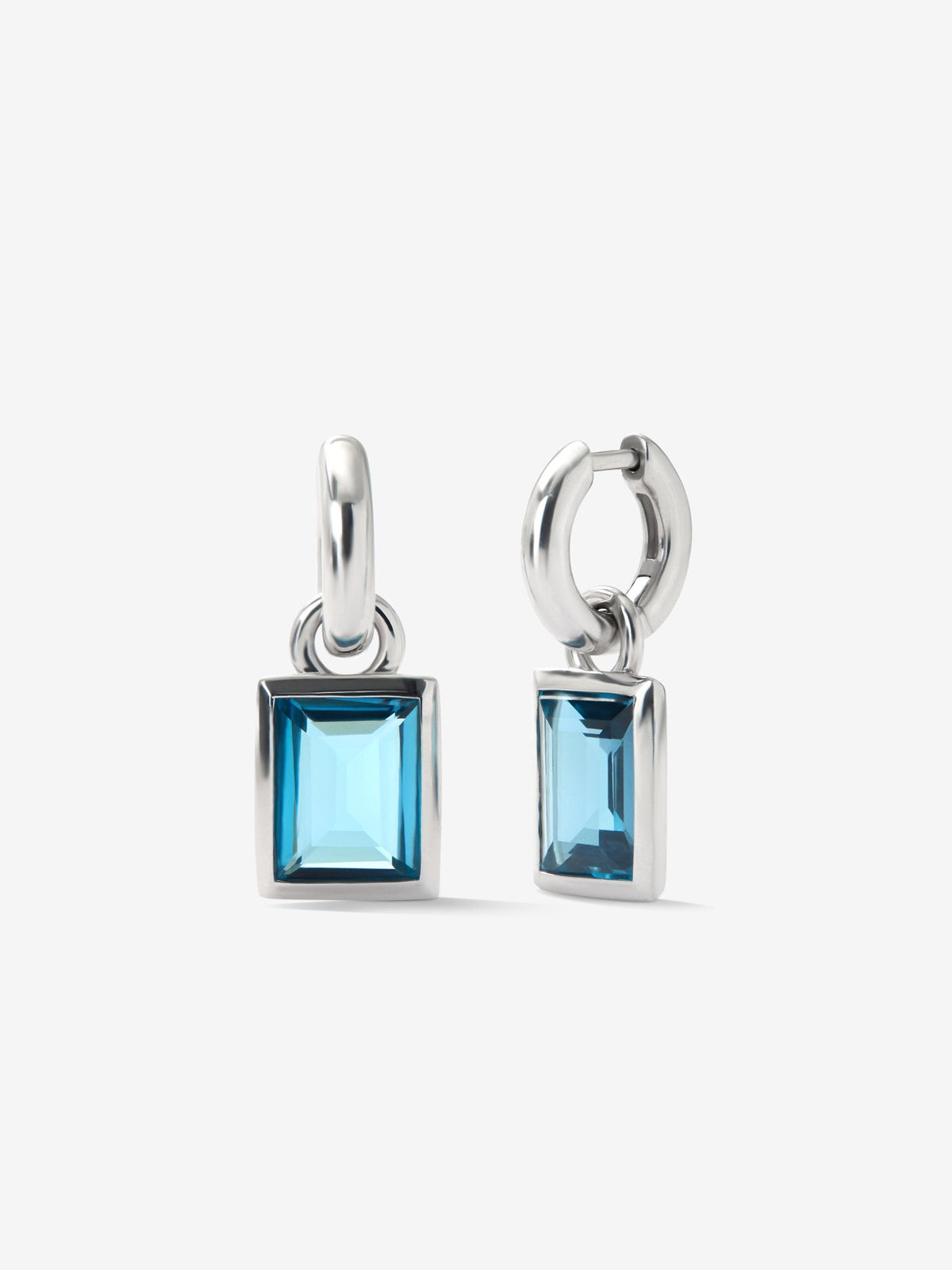 Pendientes de aro de plata 925 con topacios azul london en talla baguette con un total de 7,2 cts