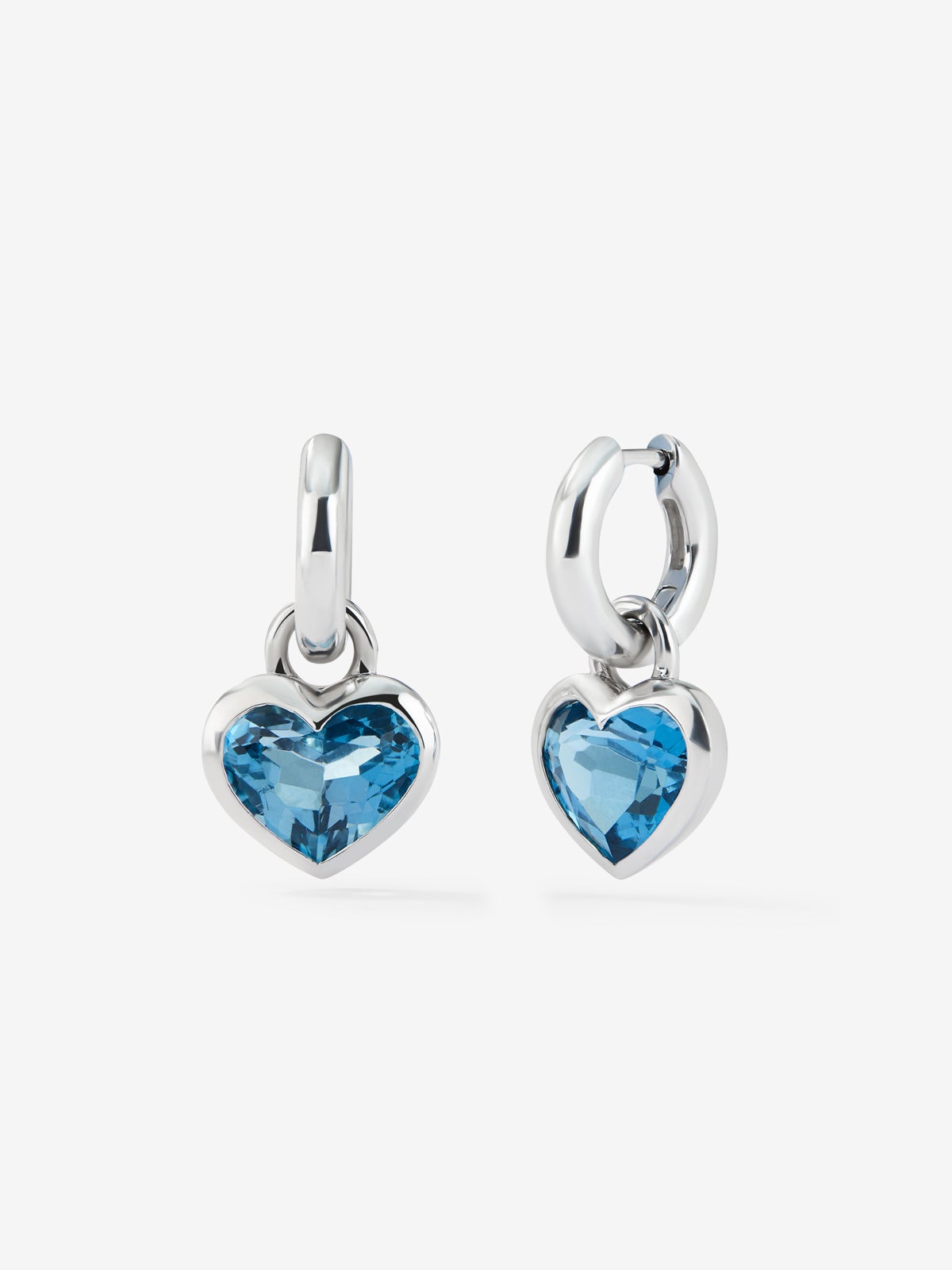 Pendientes de aro de plata 925 con topacios azul swiss en talla corazón con un total de 8,17 cts