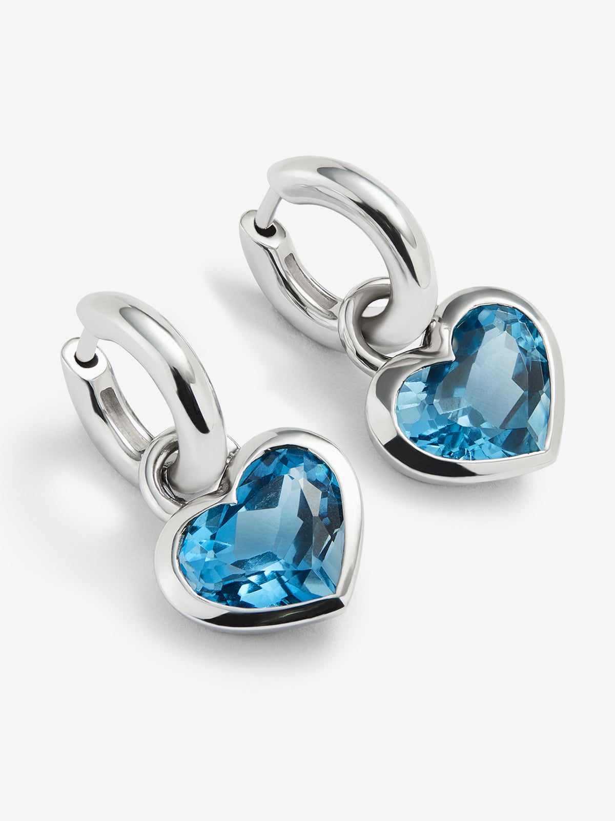 Pendientes de aro de plata 925 con topacios azul swiss en talla corazón con un total de 8,17 cts
