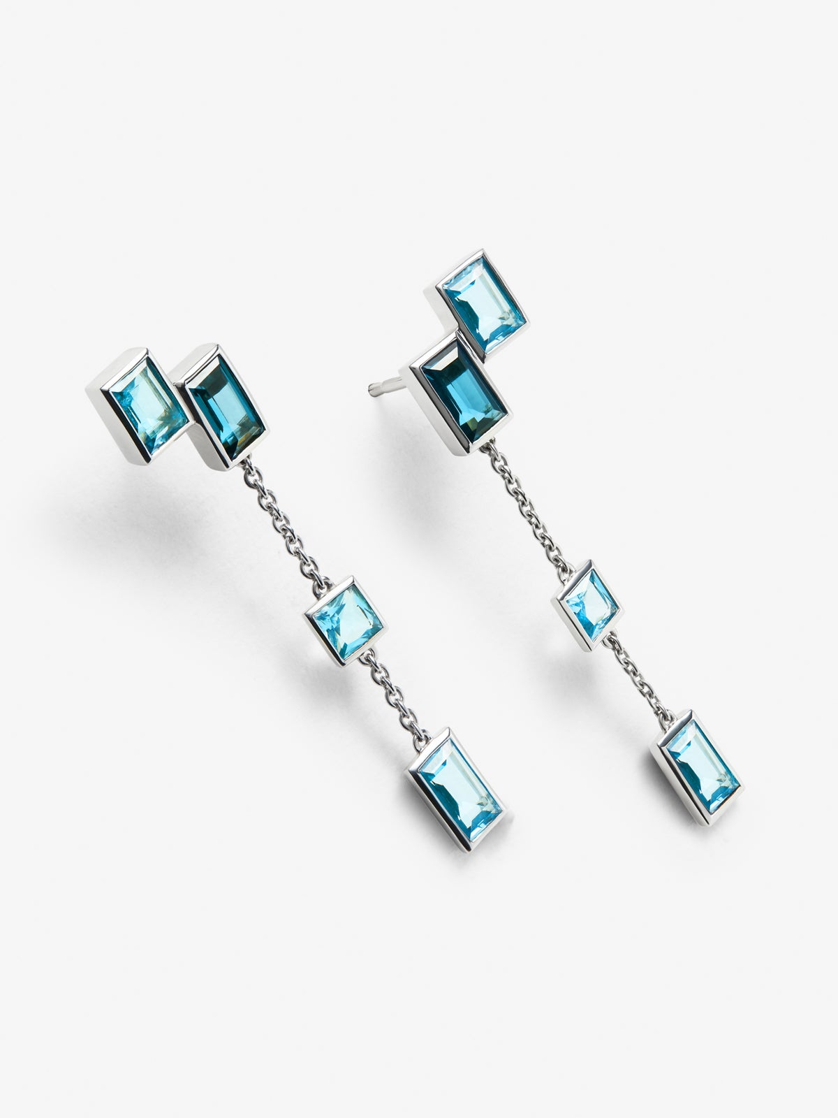 Pendientes largos de plata 925 con topacios azul London en talla baguette con un total de 7,2 cts