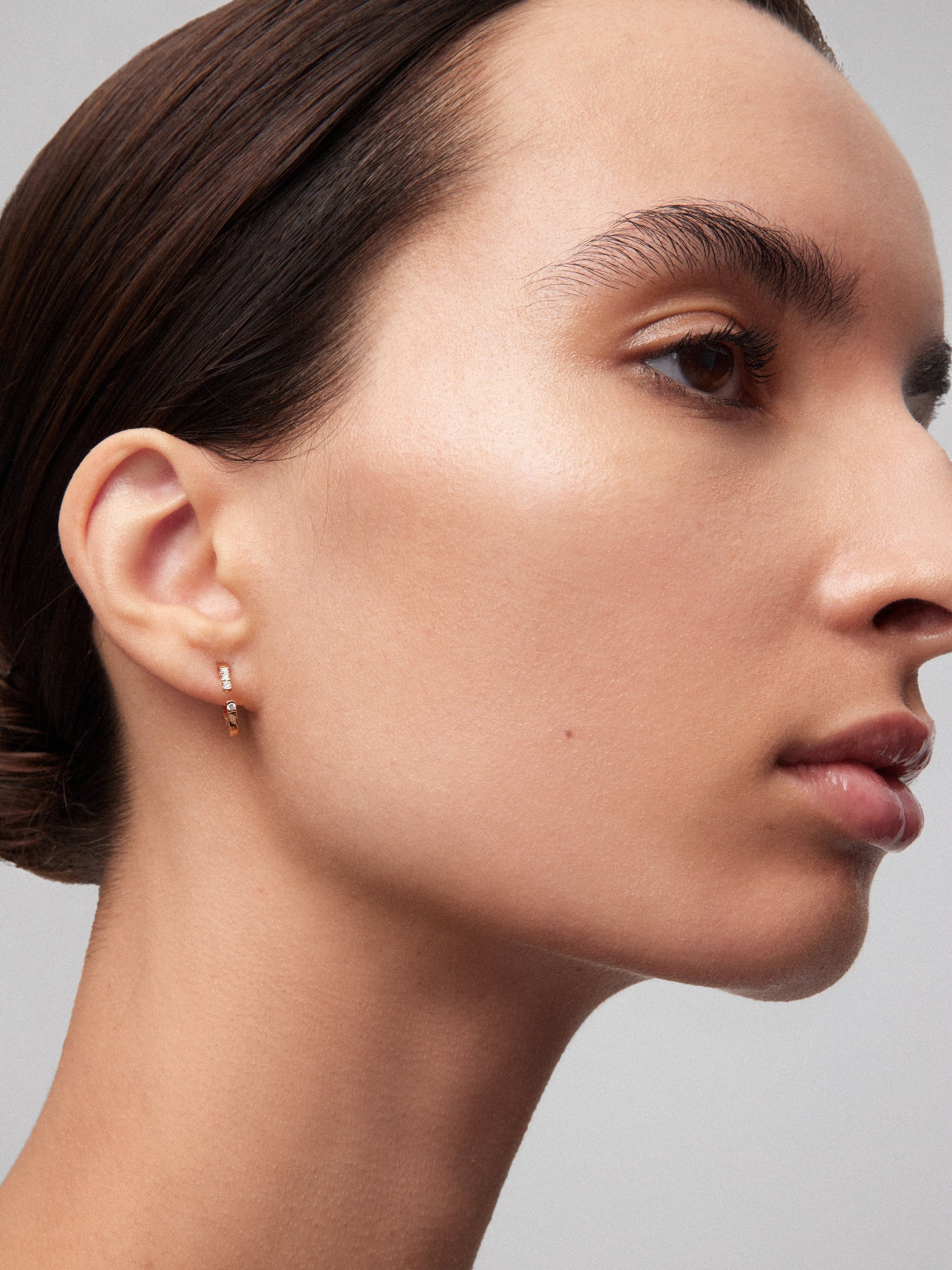 Pendiente de oro rosa de 18K con 8 diamantes en talla brillante con un total de 0,04 cts