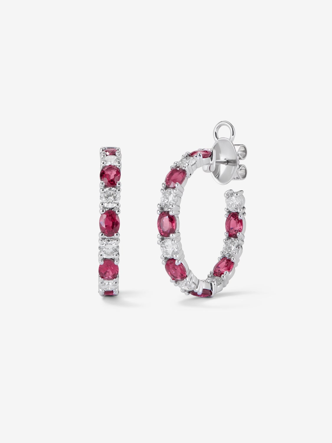 Pendientes de aro en oro blanco de 18K con 14 rubies rojos en talla oval con un total de 4,92 cts y 14 diamates en talla brillante con un total de 2,38 cts