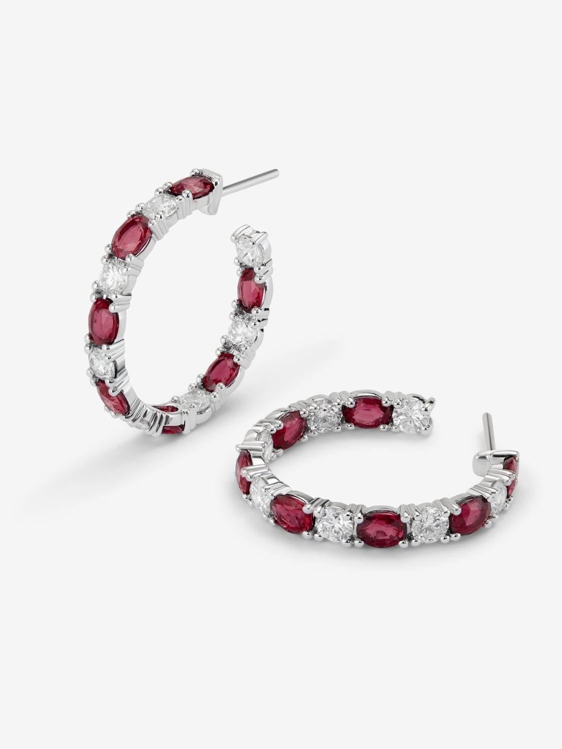 Pendientes de aro en oro blanco de 18K con 14 rubies rojos en talla oval con un total de 4,92 cts y 14 diamates en talla brillante con un total de 2,38 cts